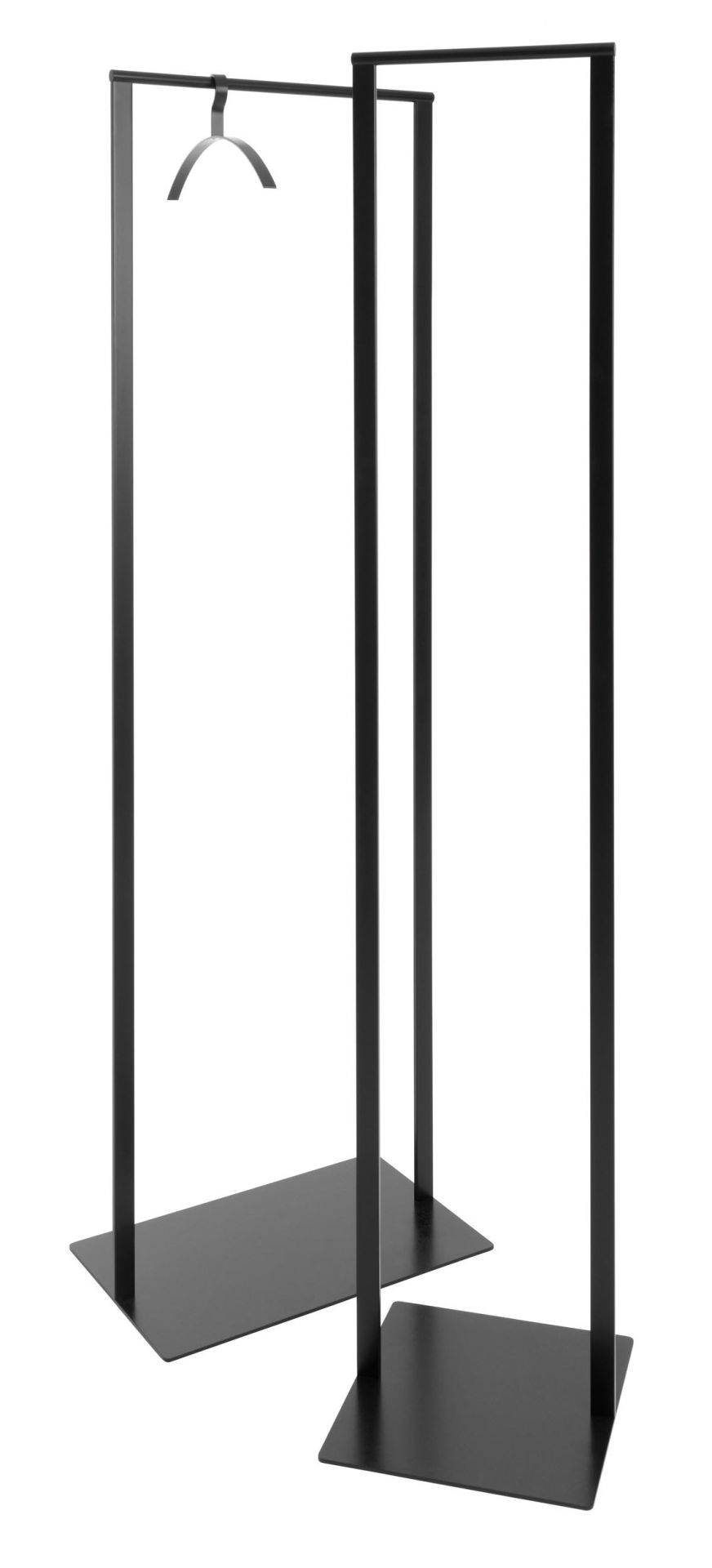 Schönbuch Slim Garderobenständer aus schwarzem Metall mit minimalistischem Design und einer Kleiderstange mit Kleiderbügel.