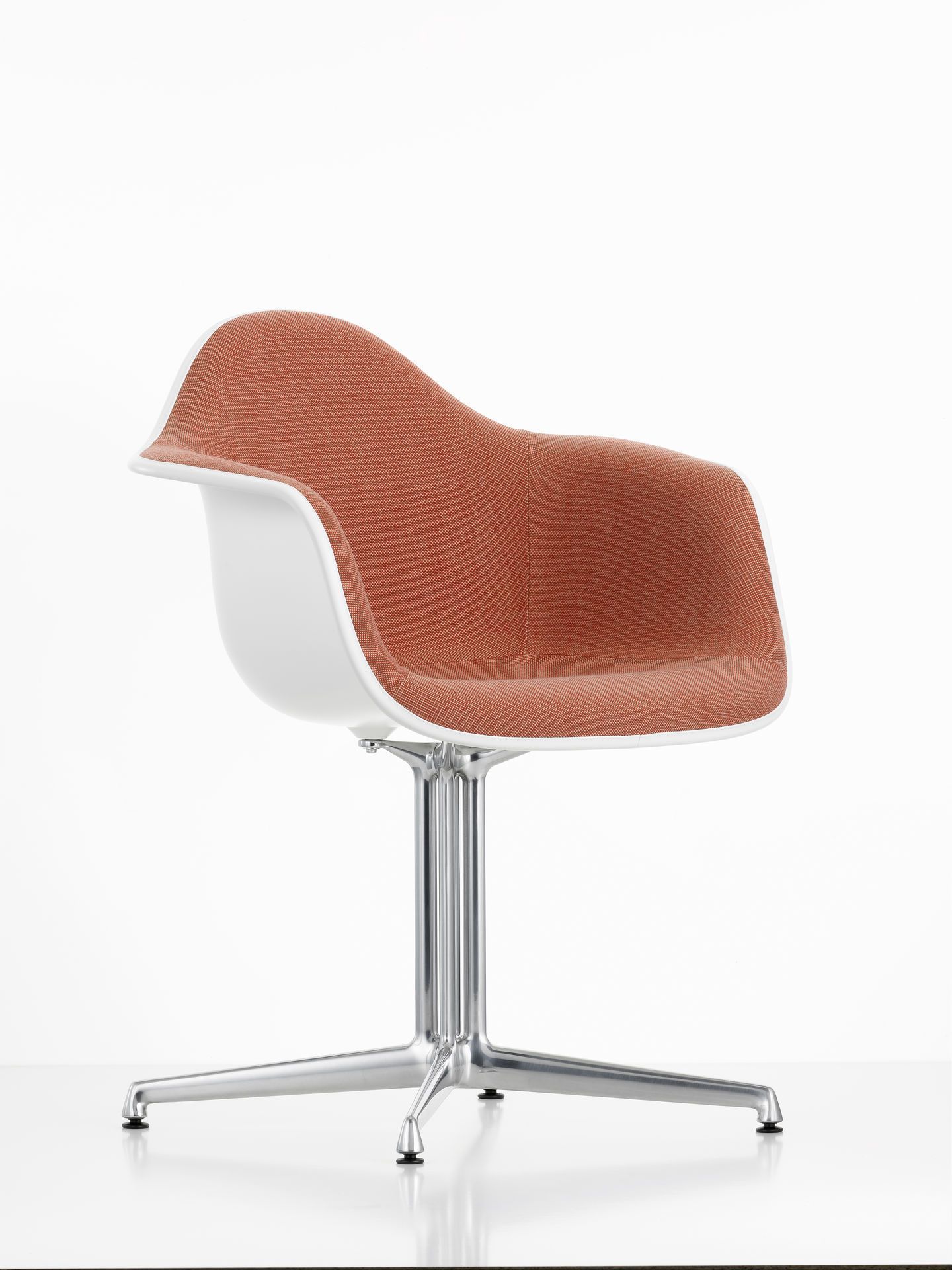Vitra Eames Plastic Arm Chair DAL, vollgepolstert, mit weißer Sitzschale und verchromtem Untergestell.