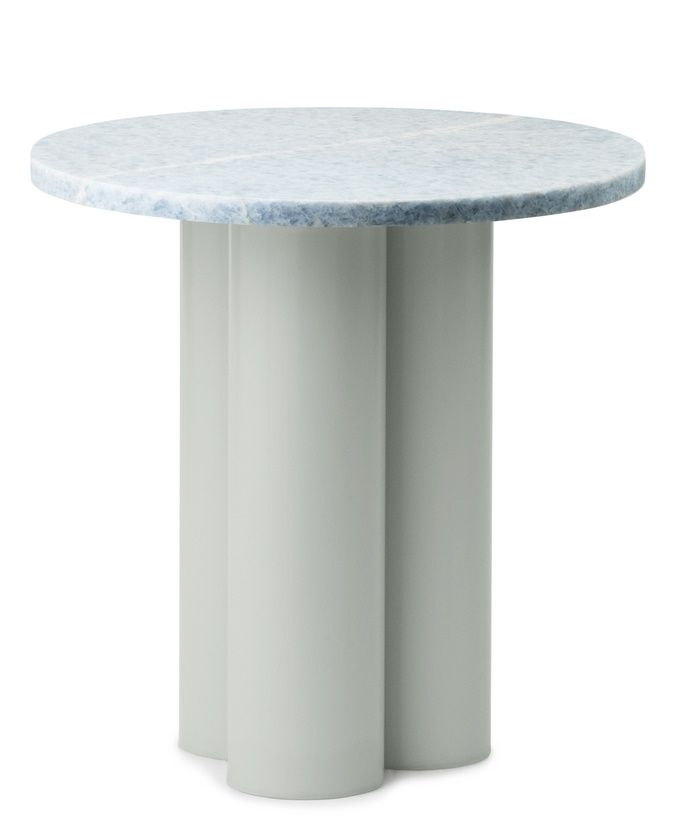 Dit Coffee Table von Normann Copenhagen: Moderner Beistelltisch mit runder, blauer Marmorplatte und drei zylindrischen, grauen Beinen.
