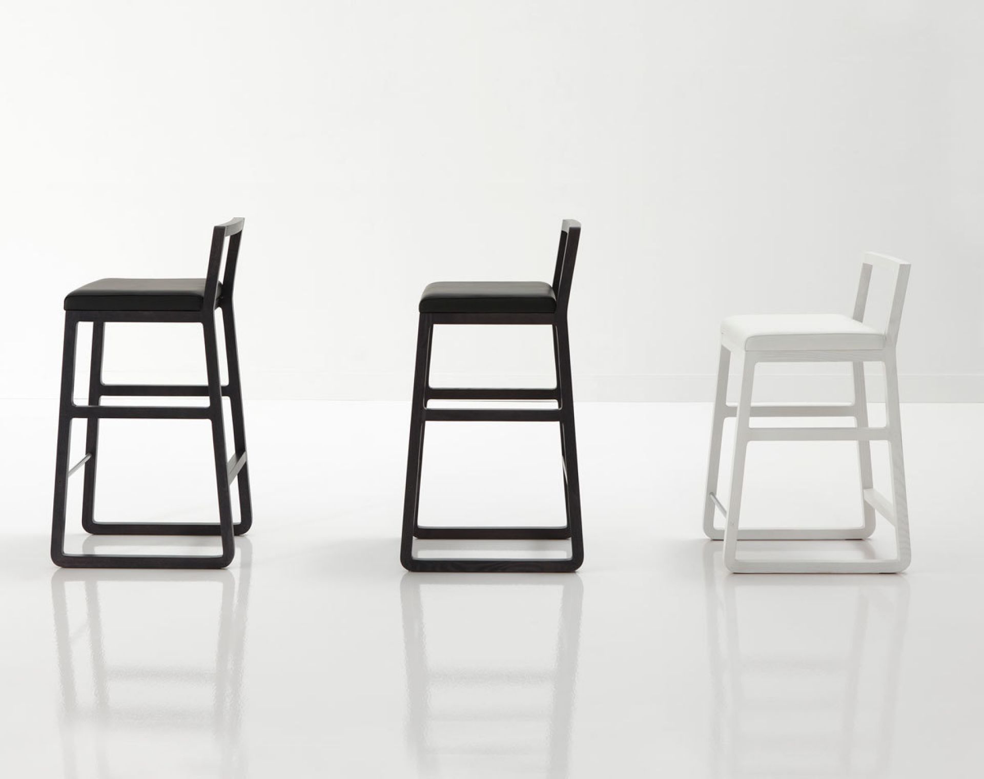 Drei moderne Hocker, davon ein Midori Hocker in Weiß von Sancal, minimalistisches Design.