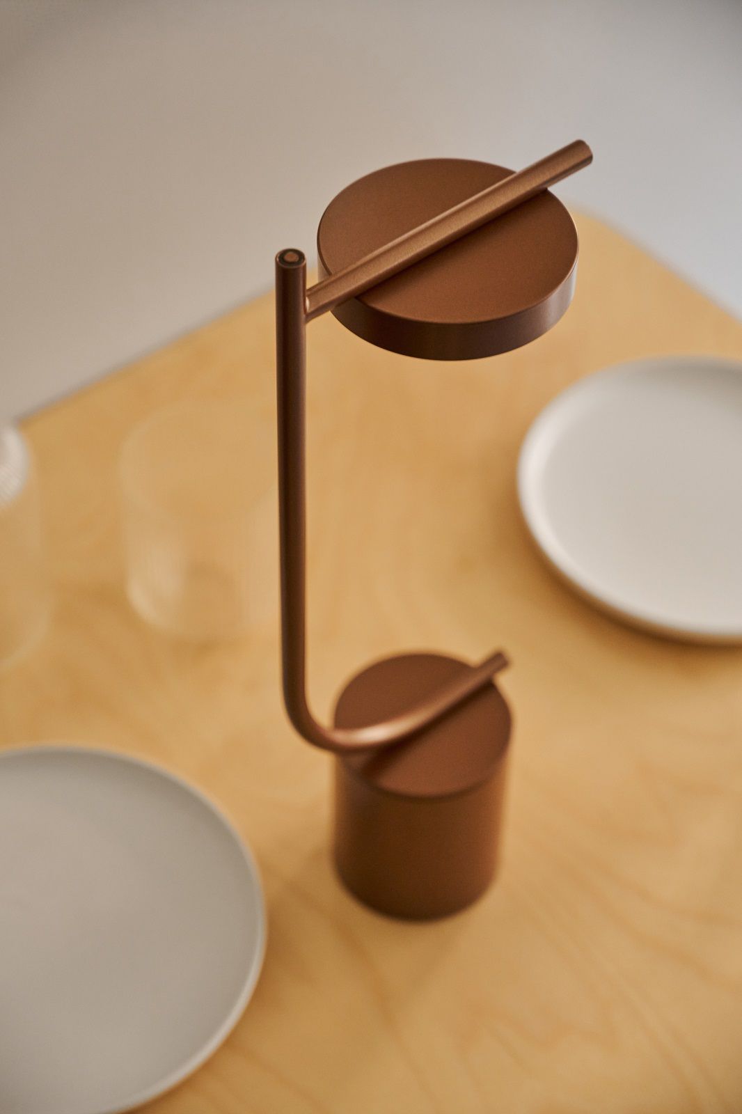 Igram Akku-Tischleuchte von Grupa , bronzefarben, modernes Design für Tisch und Nachttisch.