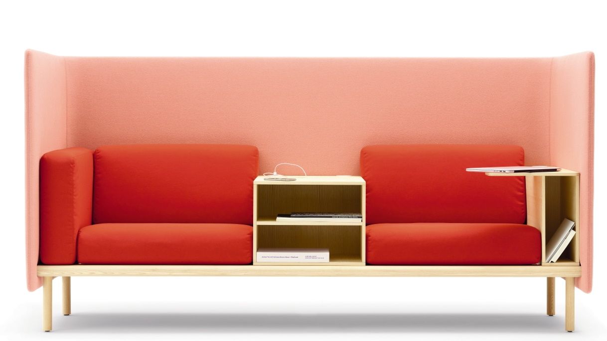 Floater Sofa von Cor, modernes 3-Sitzer Sofa mit rotem Bezug und integrierten Ablageflächen.