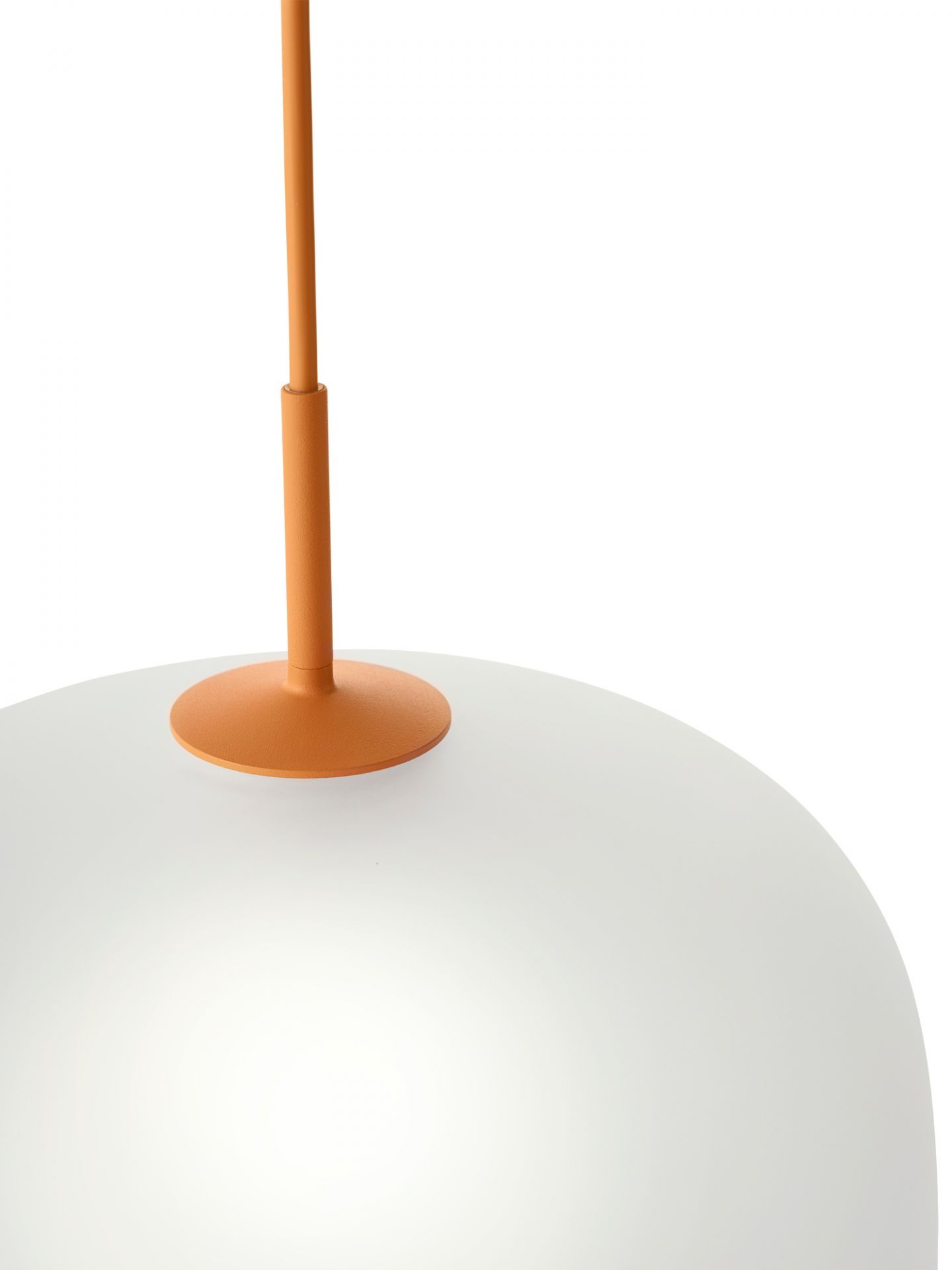 Detailaufnahme der Rime Pendelleuchte von Muuto, grauer Lampenschirm mit orangefarbener Aufhängung, moderne Hängeleuchte für Wohnraum.