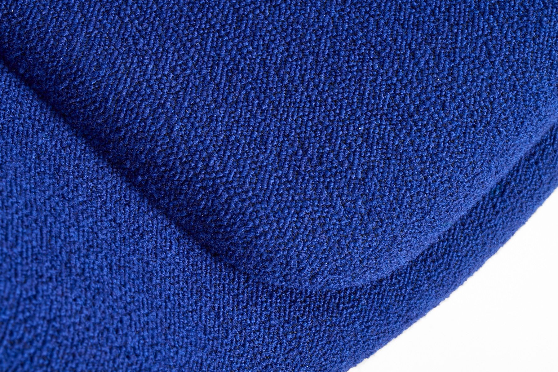 Detailaufnahme des blauen Stoffbezugs vom About a Lounge AAL 87 Sessel von Hay.