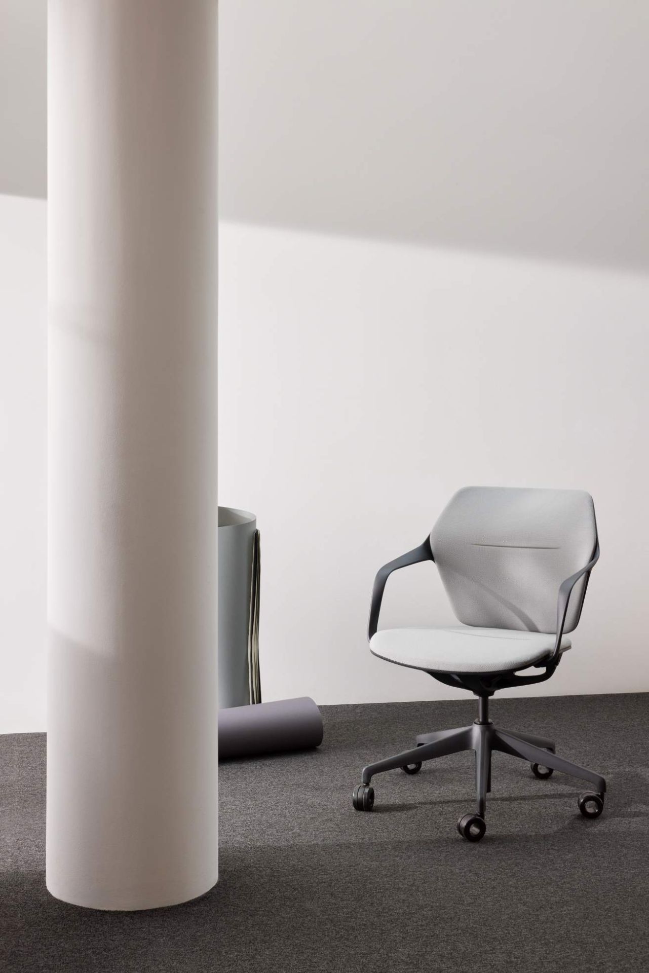 Ray Work Bürodrehstuhl von Brunner, ergonomischer Drehstuhl mit grauer Polsterung und schwarzem Fußkreuz.