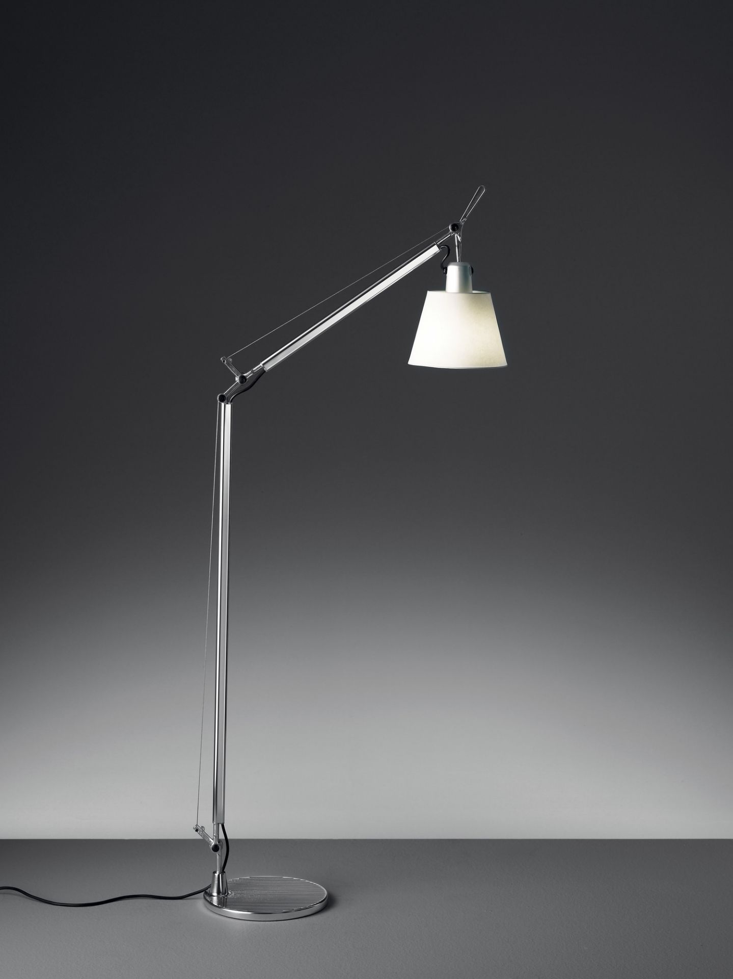 Artemide Tolomeo Basculante Stehleuchte mit satiniertem Schirm, modernes Design für Wohnzimmer und Schlafzimmer.