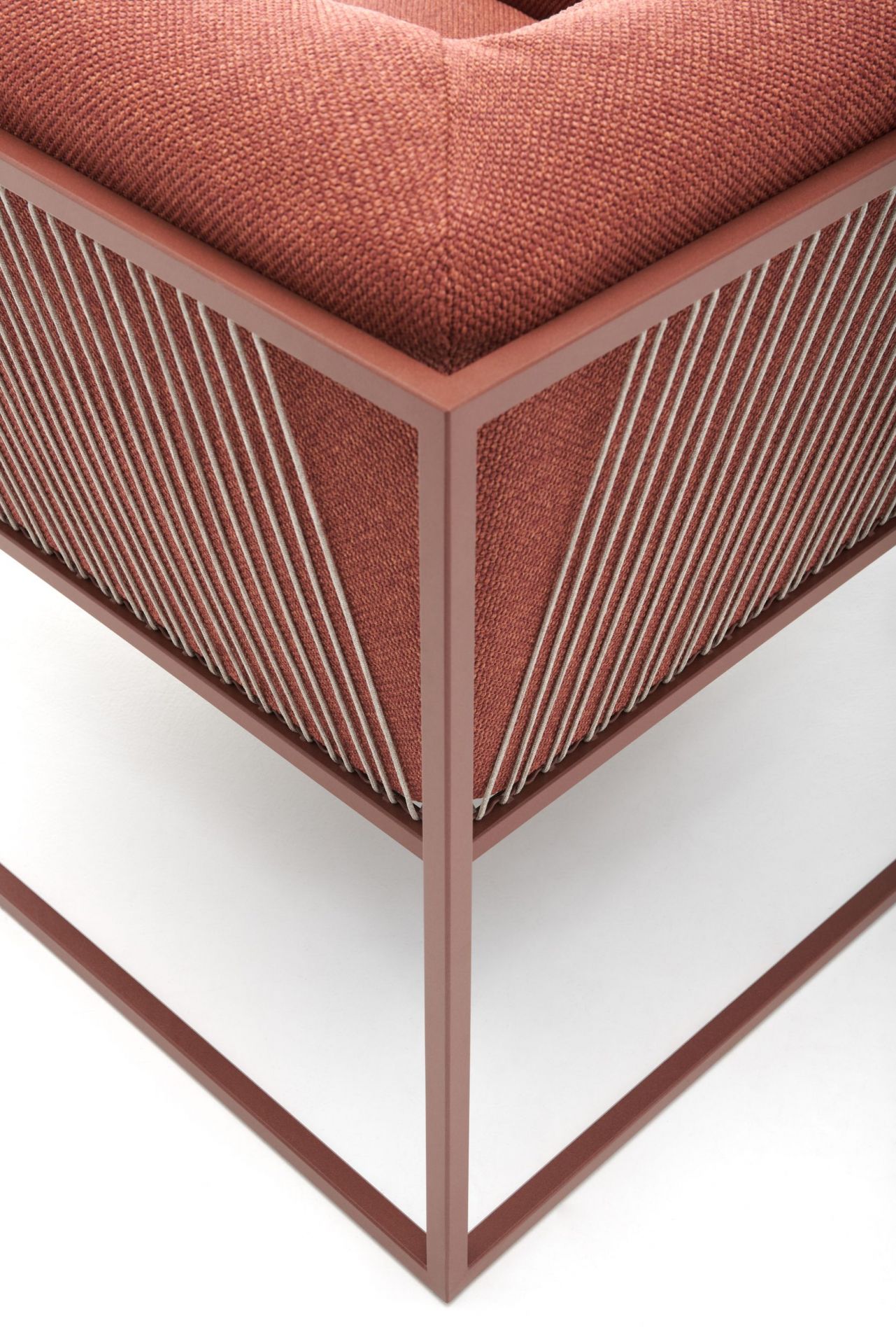 Detailaufnahme des Arpa Outdoor Sofas von MDF Italia, terracottafarbenes Textil und filigrane Linien.