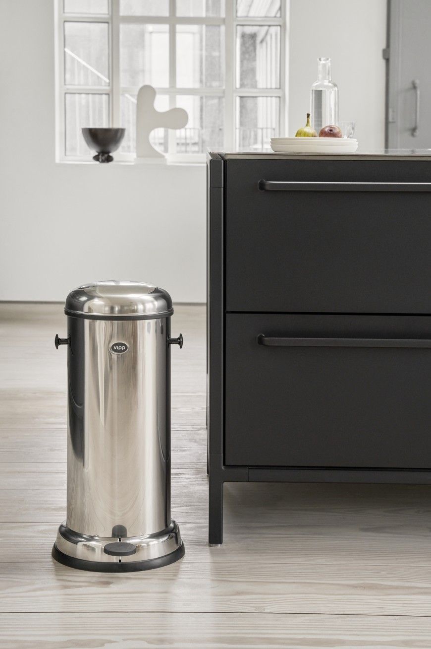 Edelstahl Vipp Treteimer 18L in moderner Küche. Design Mülleimer mit Fußpedal.