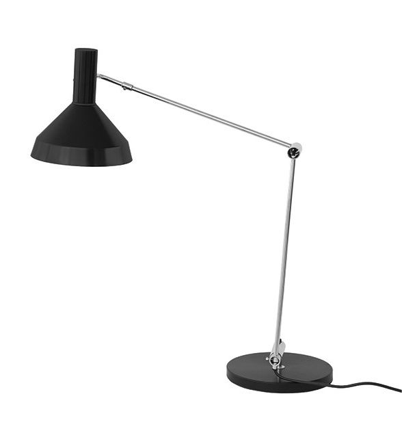 Schwarze Schreibtischlampe im modernen Design mit verstellbarem Chromarm und rundem Fuß für Büro und Arbeitszimmer.