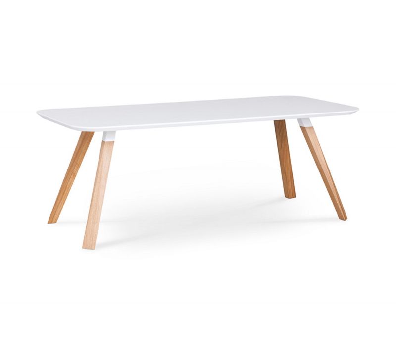 Weißer Oblique Tisch von Prostoria mit schrägen Holzbeinen, ideal als Esstisch oder Schreibtisch.