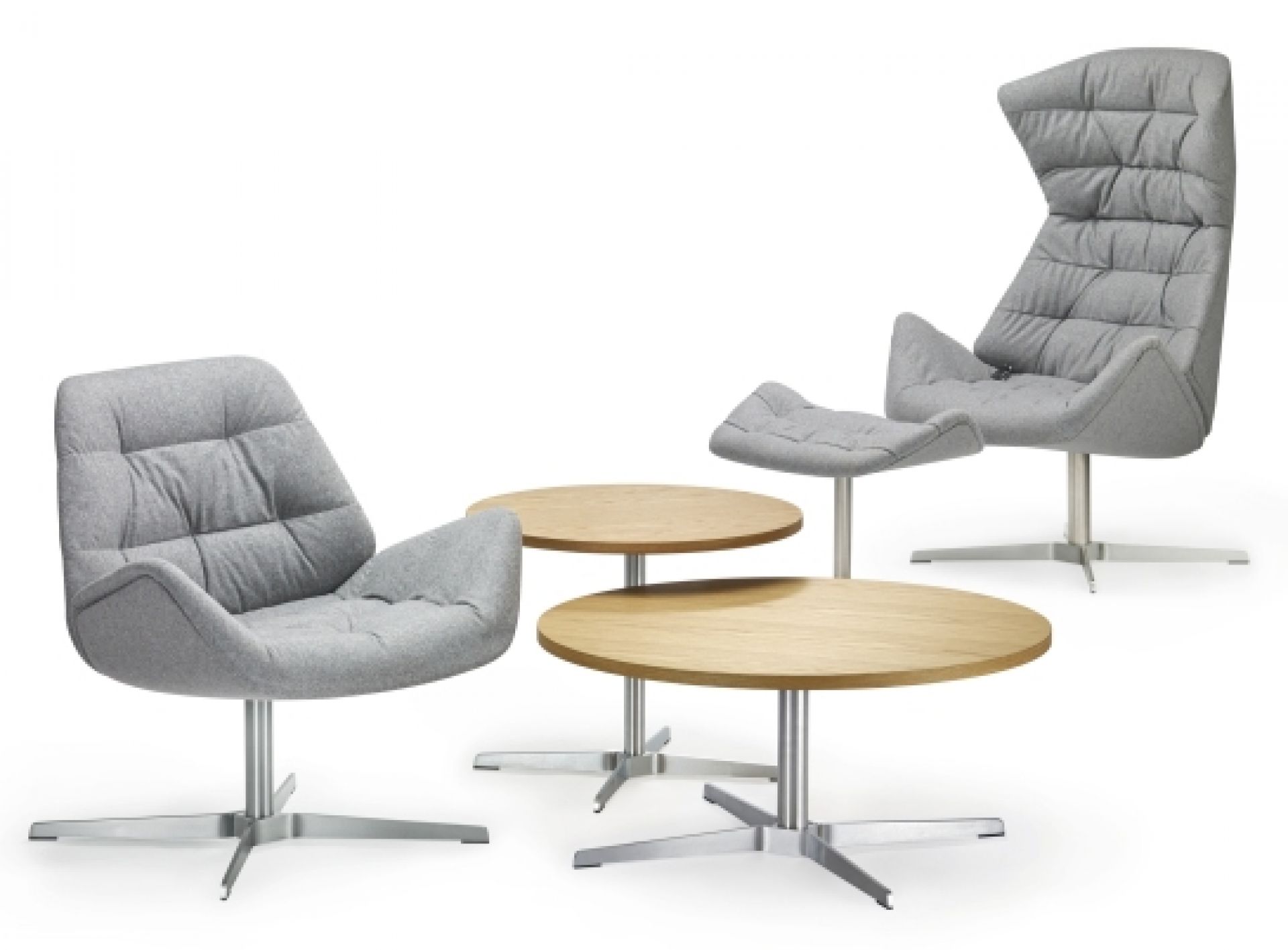 809 Thonet Lounge-Sessel mit Fußhocker und zwei runden Couchtischen in hellbraun und grau.