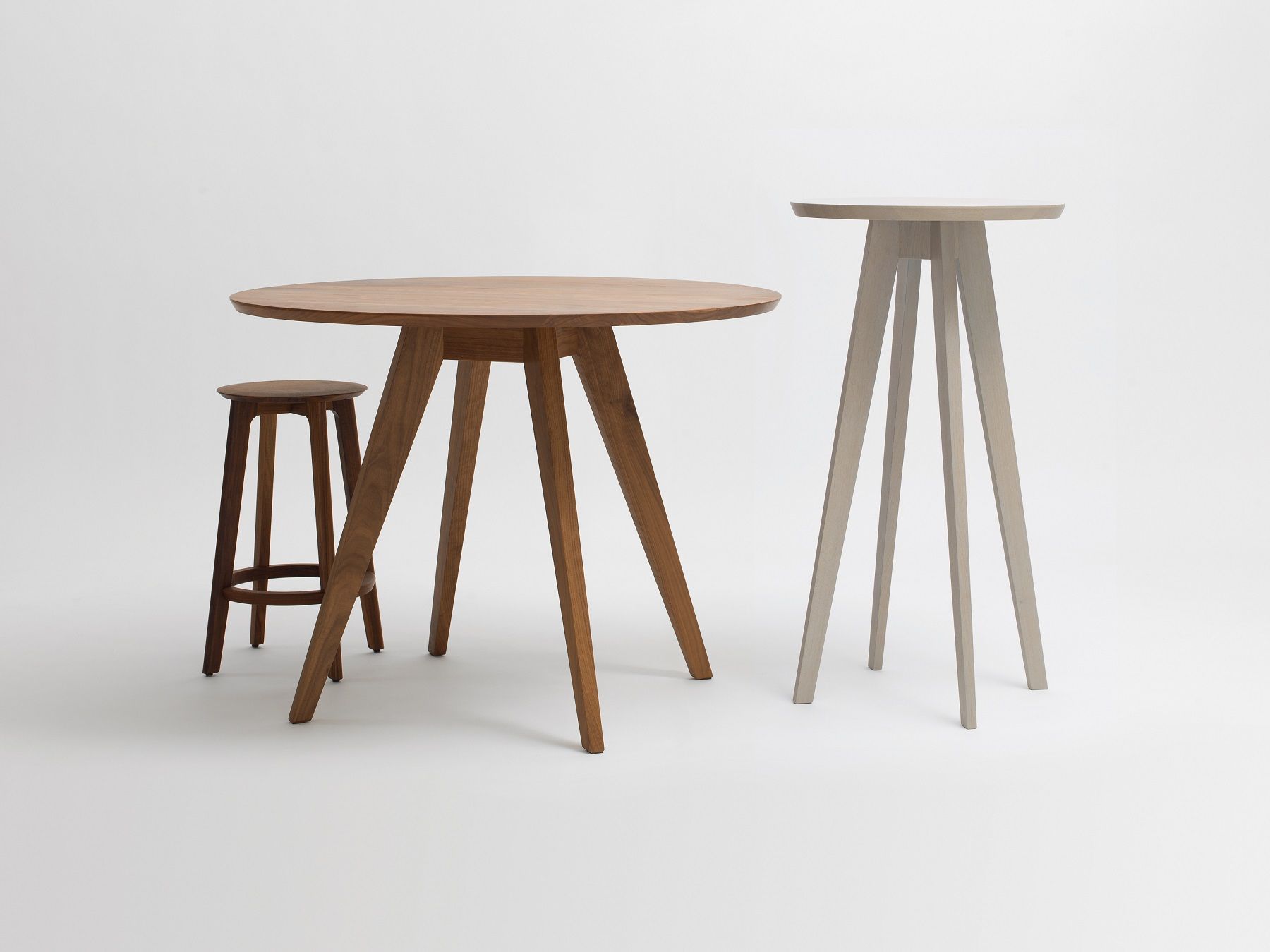 CENA Hochtisch: Runder Stehtisch aus Holz mit passendem Barhocker und einem weiteren Stehtisch.