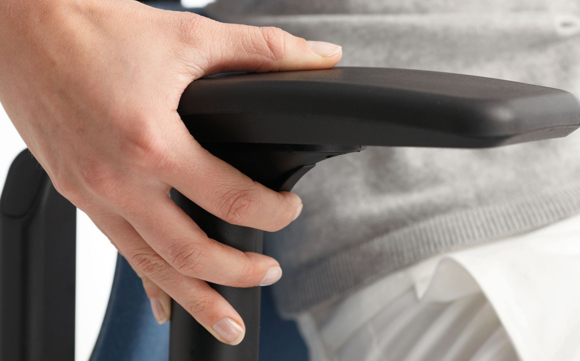Detailaufnahme: Hand an der Armlehne eines Steelcase Please Drehstuhls. Ergonomischer Bürostuhl.