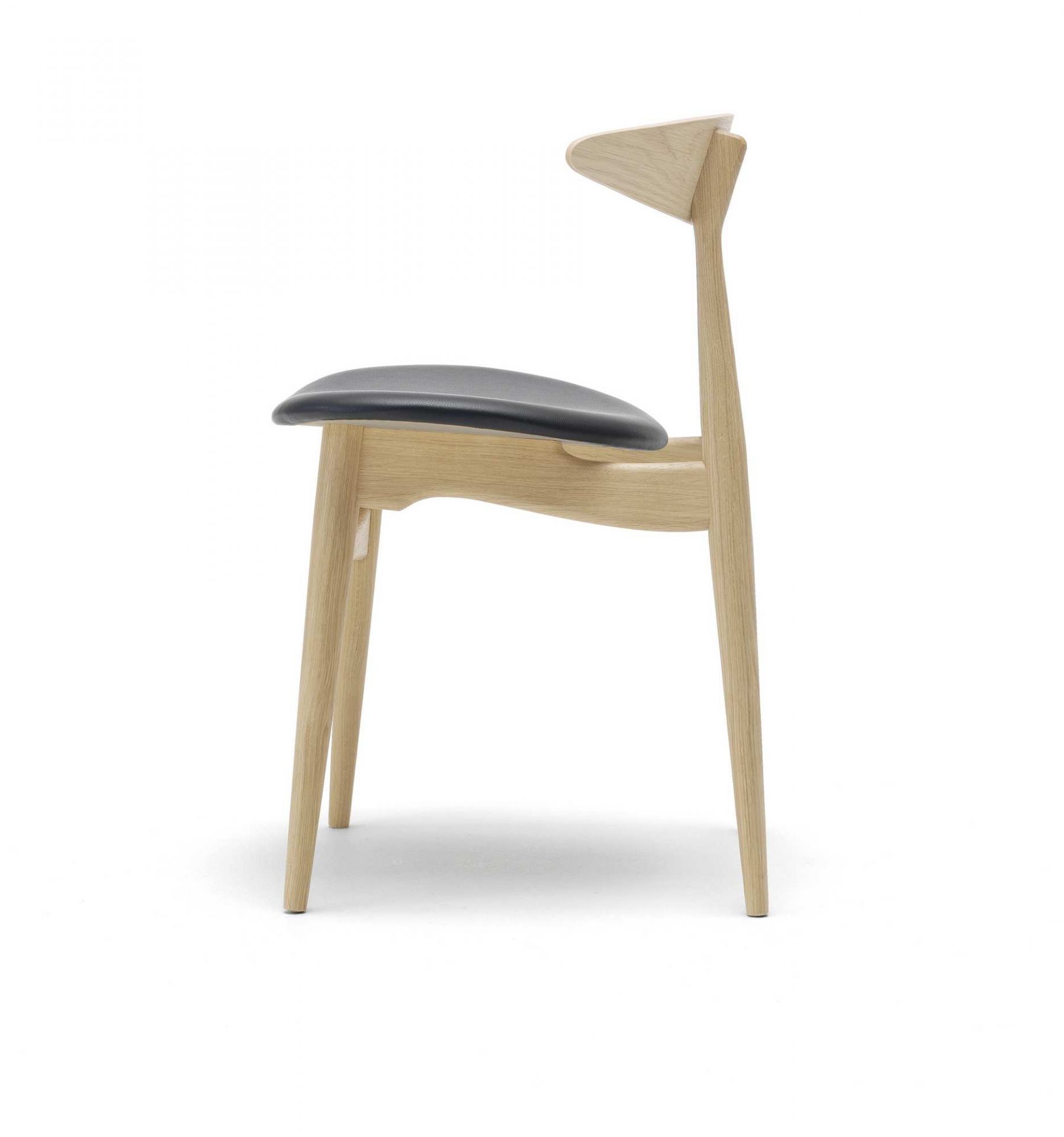 CH33P Stuhl von Carl Hansen & Søn mit grauer Polsterung und hellem Holzgestell.