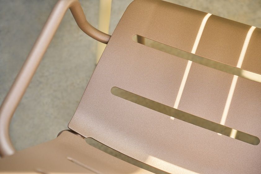 Detailaufnahme des Weishäupl Vapio Sessel Outdoor in Beige, Fokus auf Rückenlehne mit Lichtspiel, ideal für Garten und Terrasse.