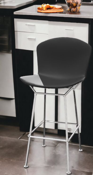 Bertoia Barhocker mit schwarzer Kunststoffschale und verchromtem Stahlgestell für Küche oder Bar.