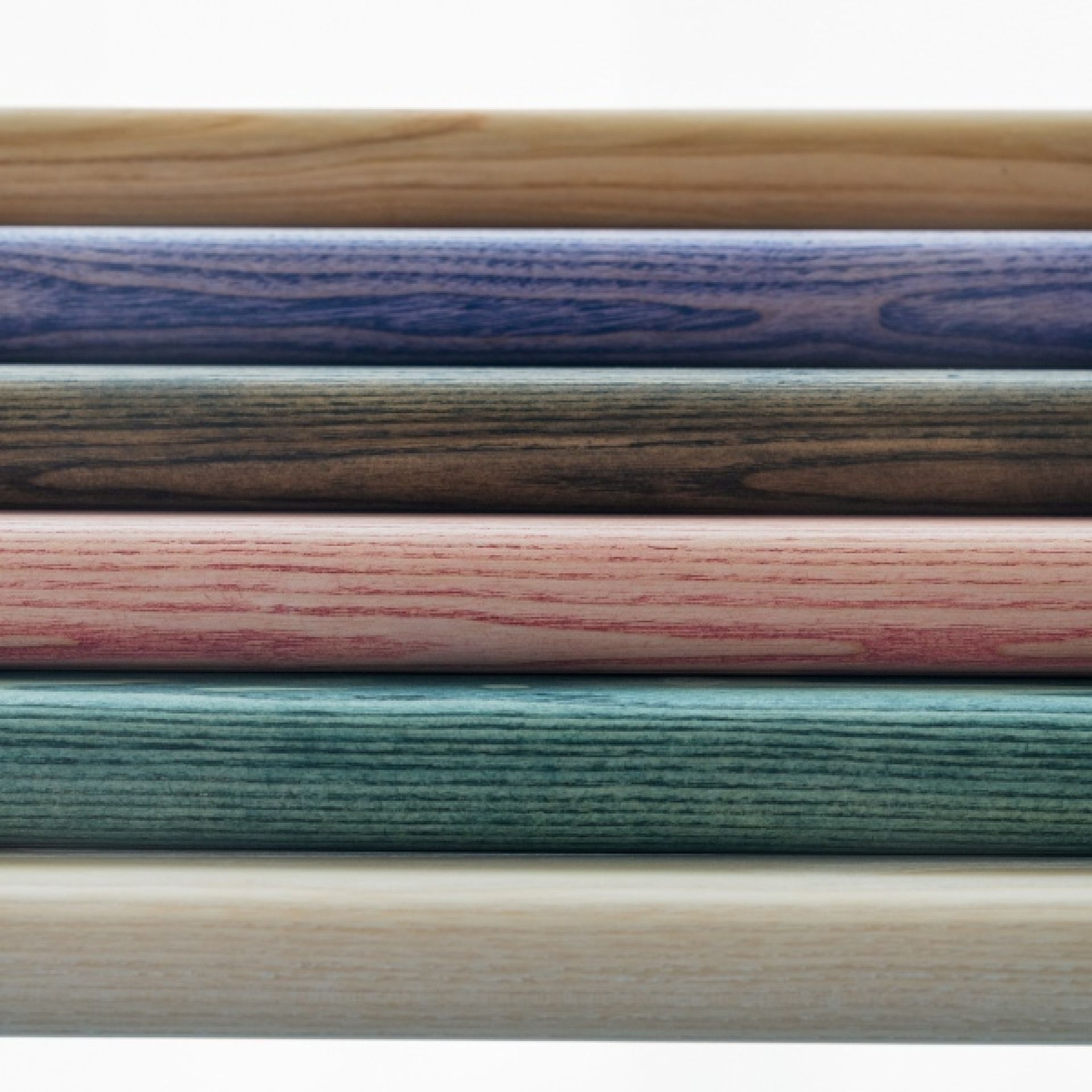 Detailaufnahme verschiedenfarbiger Holzbeine für den D:009 Coffeetable von Fuchs & Habicht.