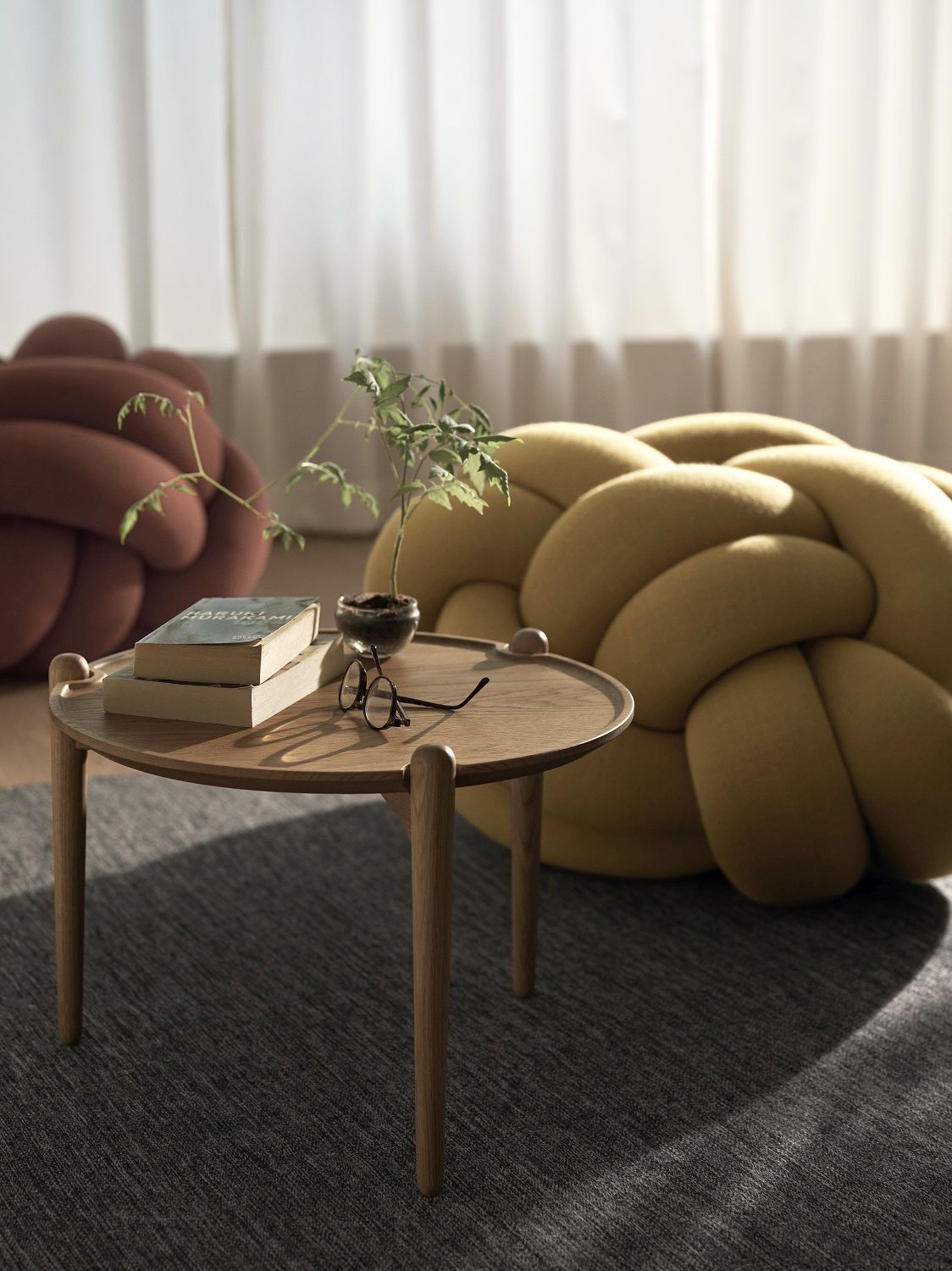 Aria Table Beistelltisch von Design House Stockholm aus Holz mit Pflanze und Büchern.