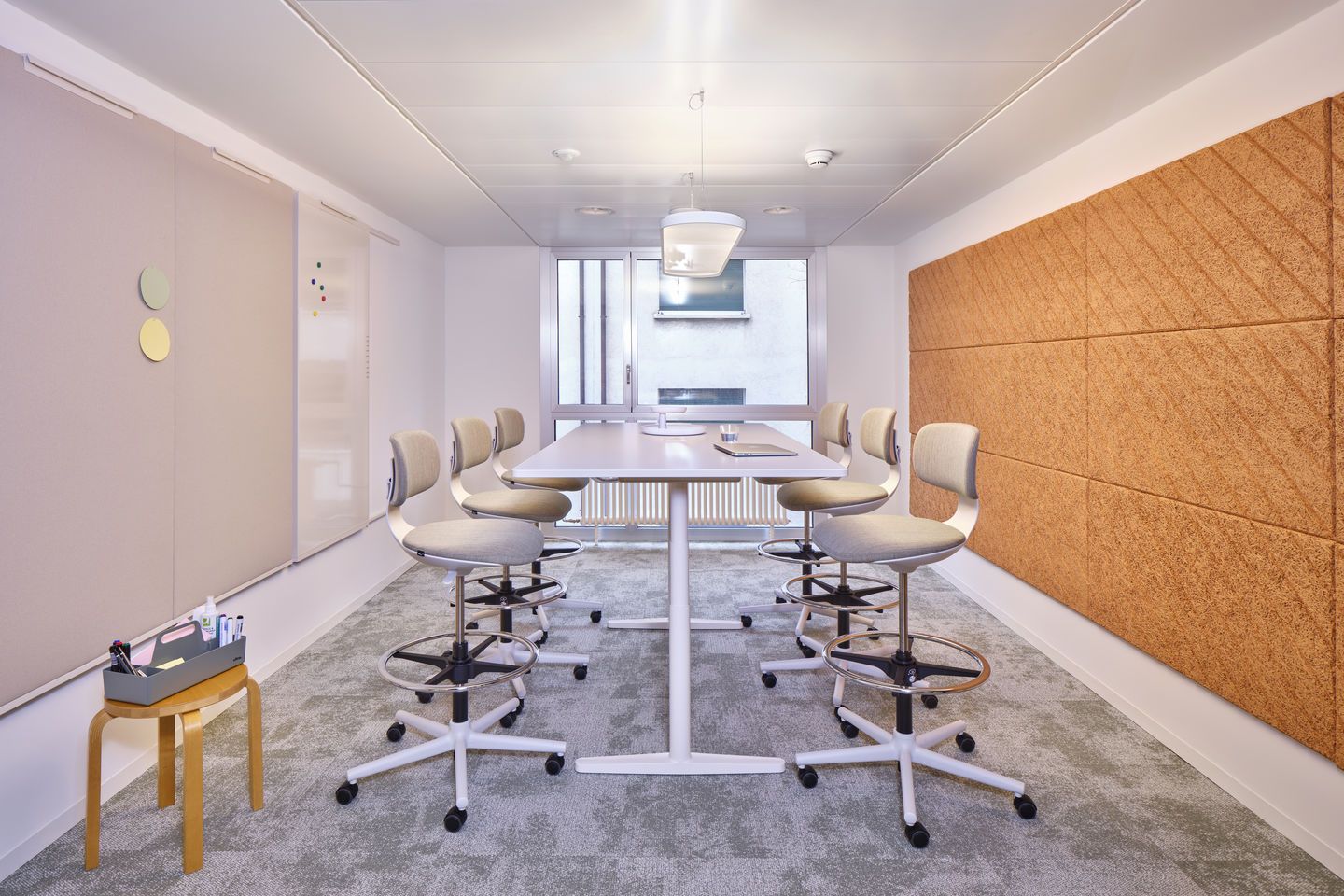 Besprechungsraum mit Vitra Rookie High Bürodrehstühlen in Grau, höhenverstellbar, mit Fußstütze und weißem Gestell.