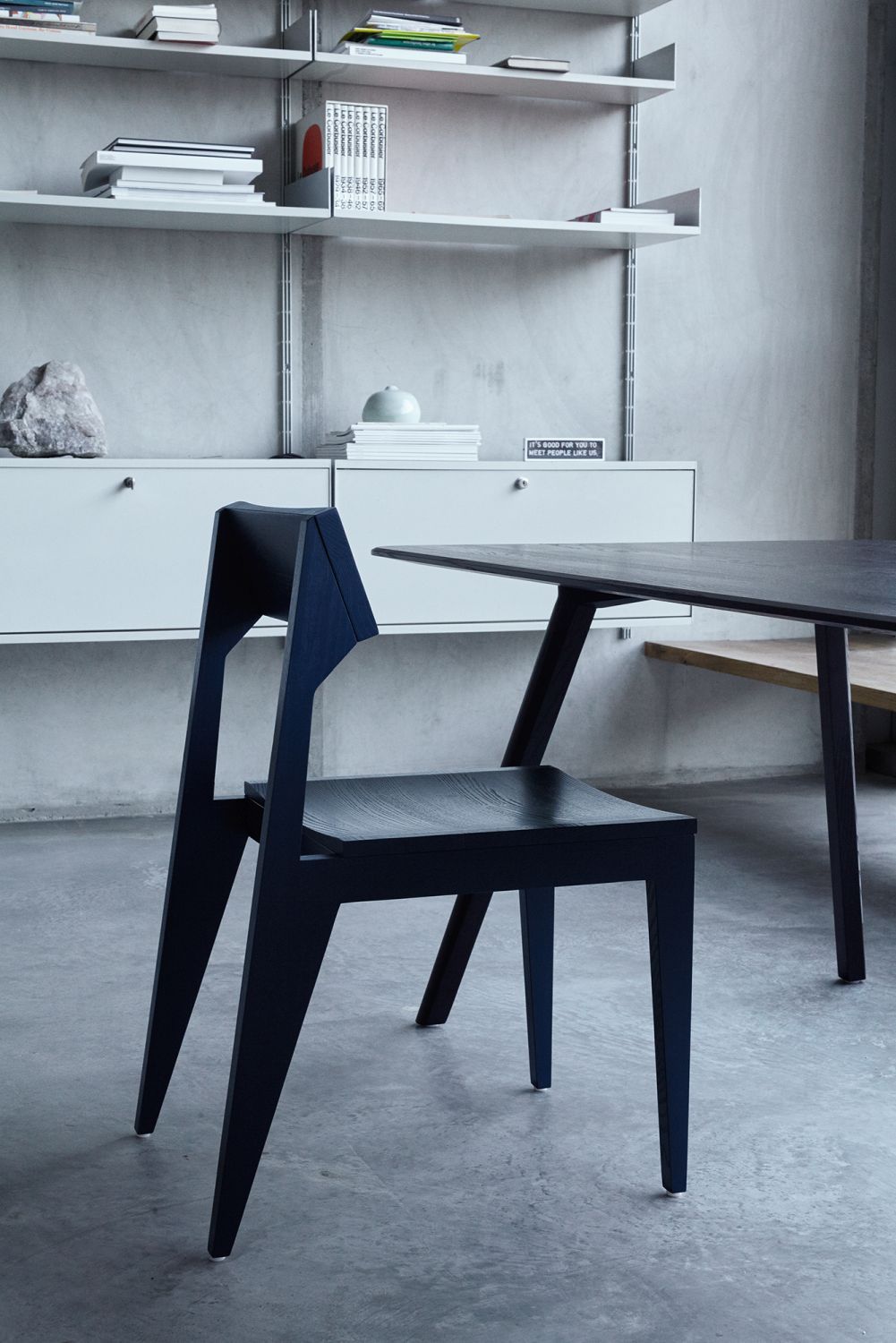 Schwarzer Holzstuhl "SCHULZ Stuhl OUT" im minimalistischen Design, passend zum Esstisch und zur modernen Einrichtung.