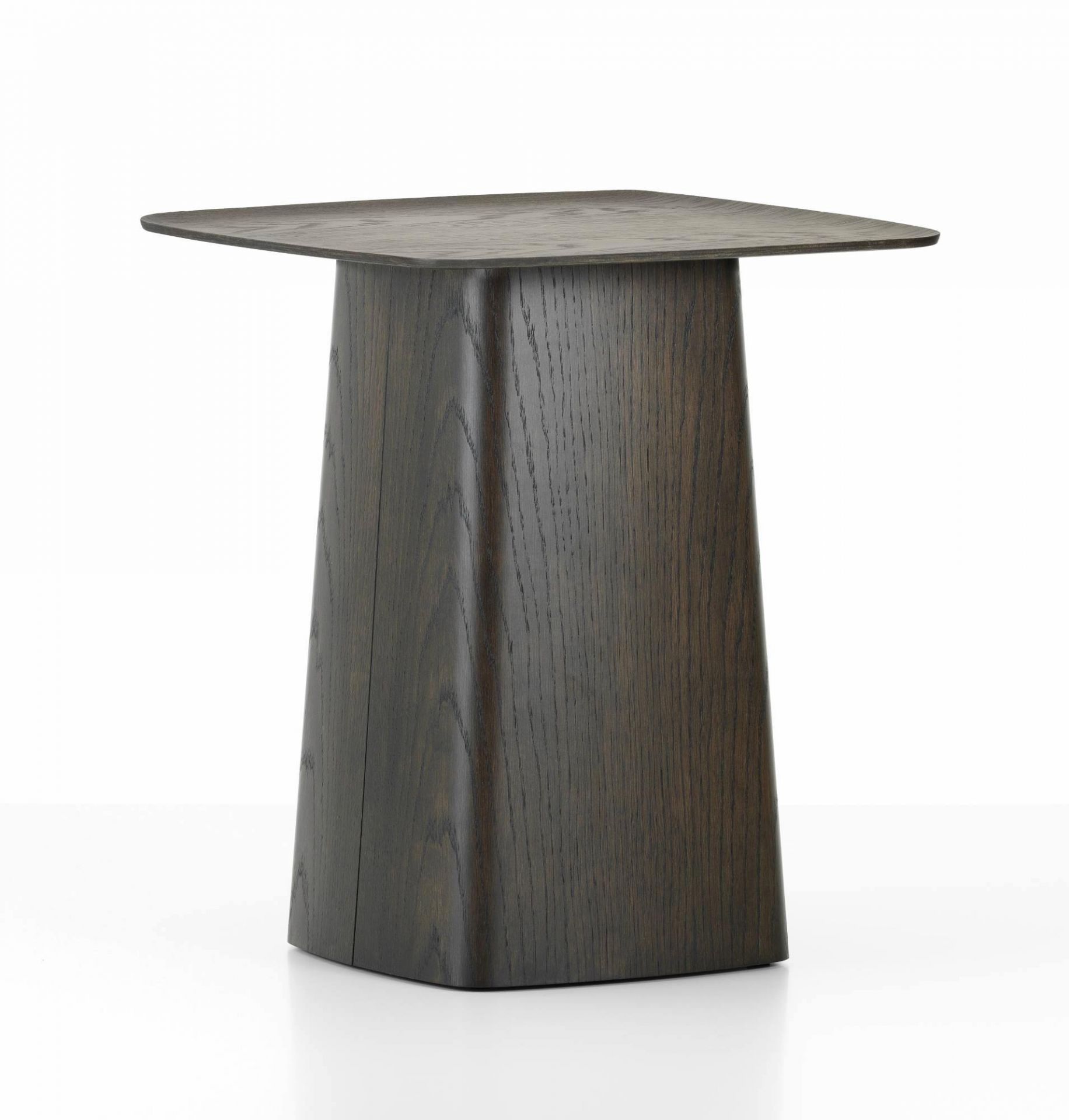 Vitra Beistelltisch aus Eichenholz, mittelbraun, mit quadratischer Tischplatte und massivem, konischem Fuß.