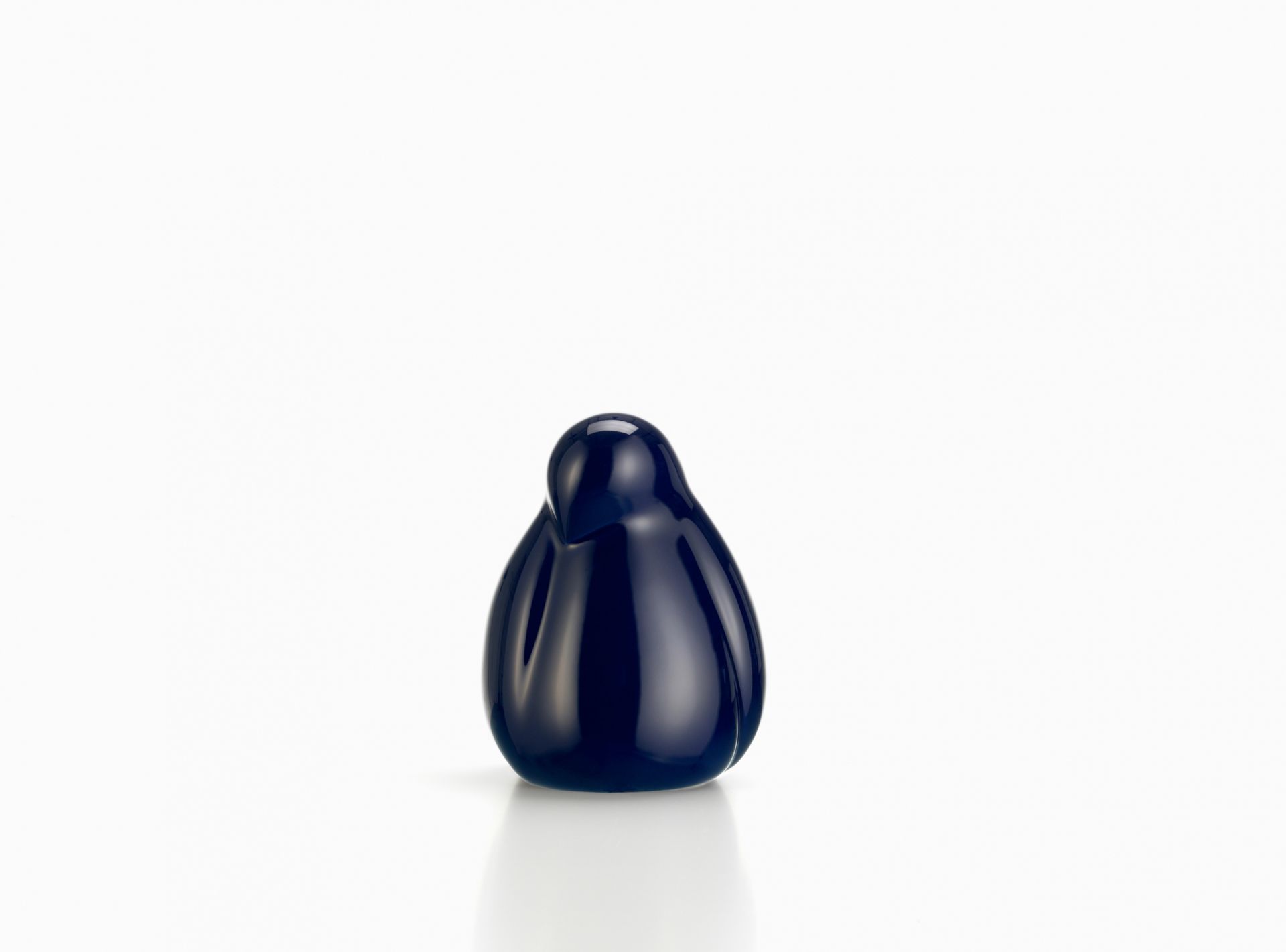 Nahaufnahme der kleinen, dunkelblauen Vitra Resting Bird Figur, eine moderne Dekoration.