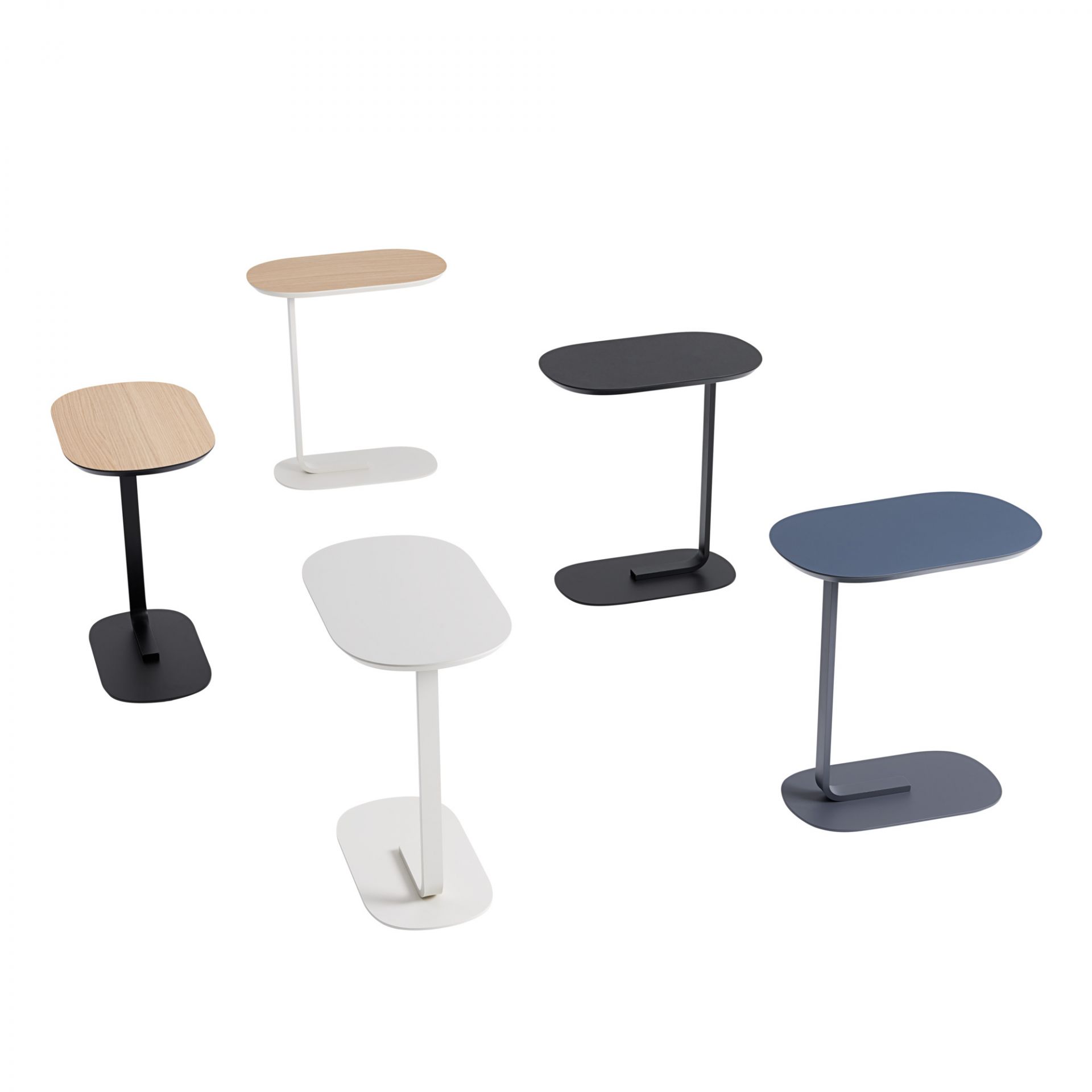 Mehrere Muuto Relate Beistelltische in verschiedenen Farben: Schwarz, Weiß, Holz und Blau. Moderner Couchtisch für Wohnzimmer.