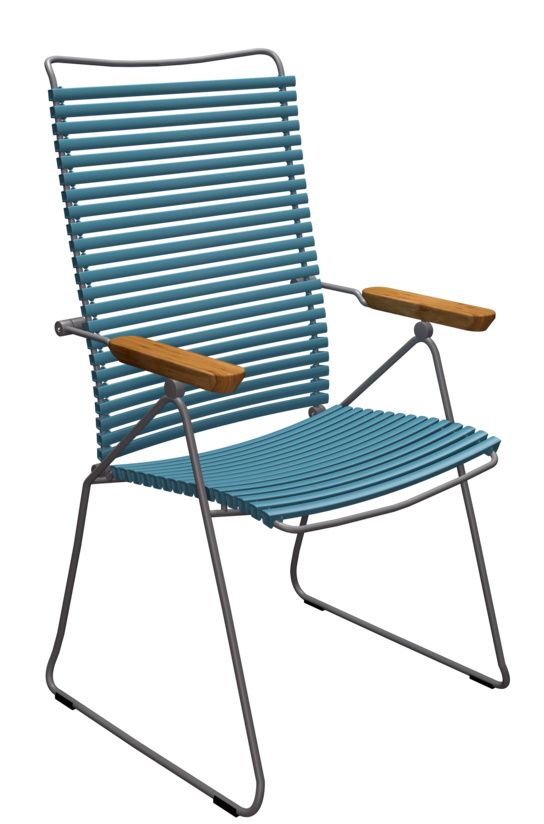 Houe Click Position Chair Outdoor Sessel, blau, mit Armlehnen aus Bambusholz und Stahlgestell.