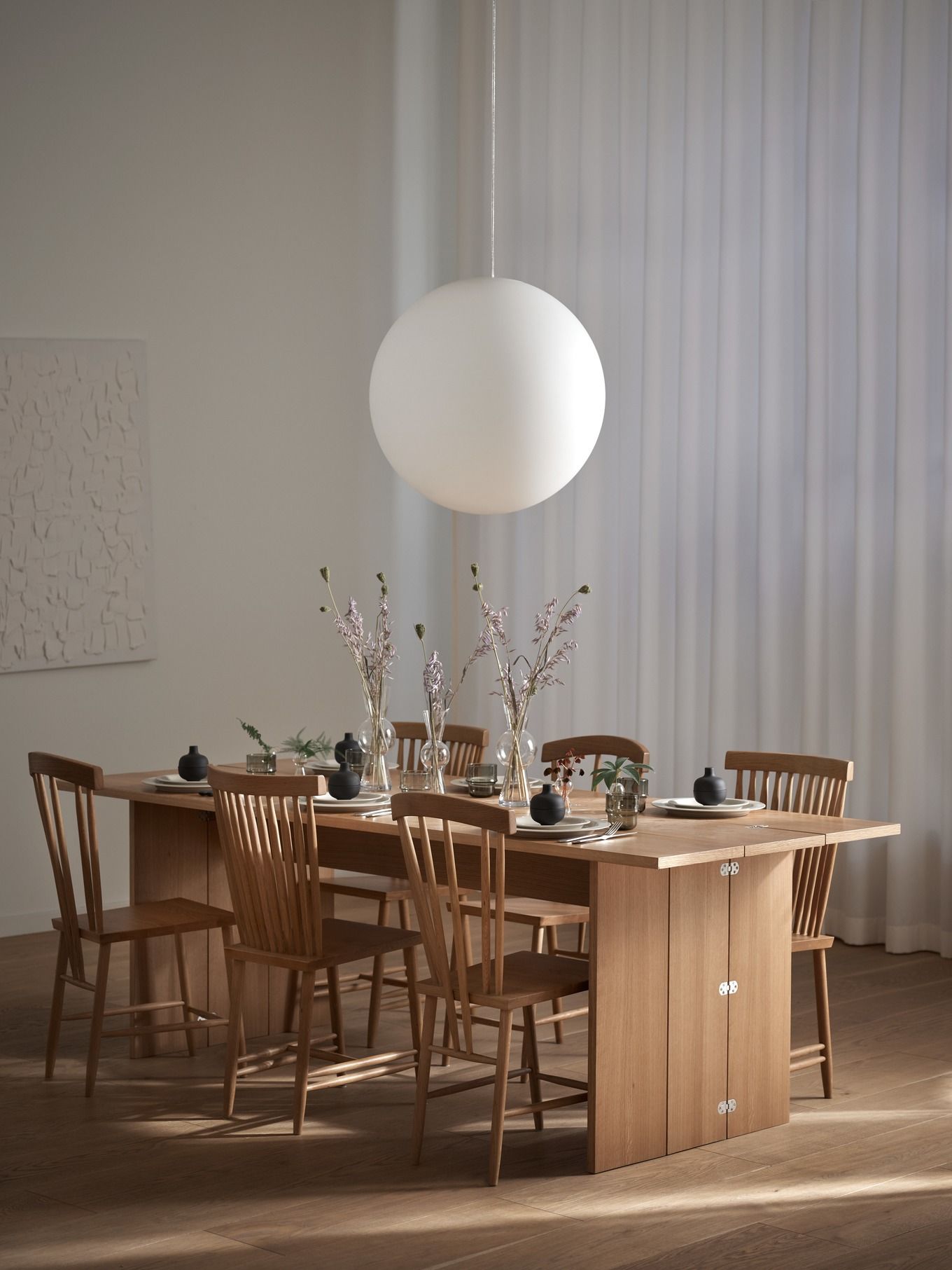 Esstisch mit Stühlen und Tischdeko, Design House Stockholm Flip Table Klapptisch aus Eichenholz, erweiterbar.
