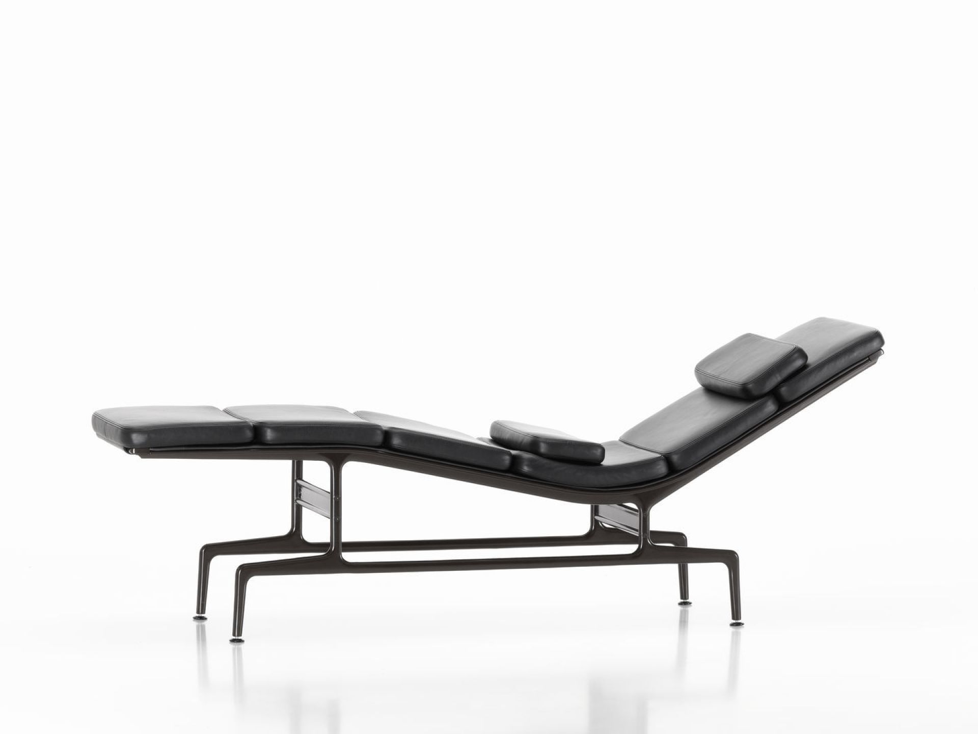 Schwarze Soft Pad Chaise ES 106 Liege von Vitra mit Lederpolster und Stahlgestell.