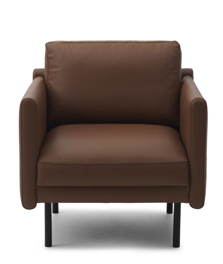 Normann Copenhagen Rar Lounge Chair Sessel in braunem Leder mit schwarzen Beinen, Frontansicht.
