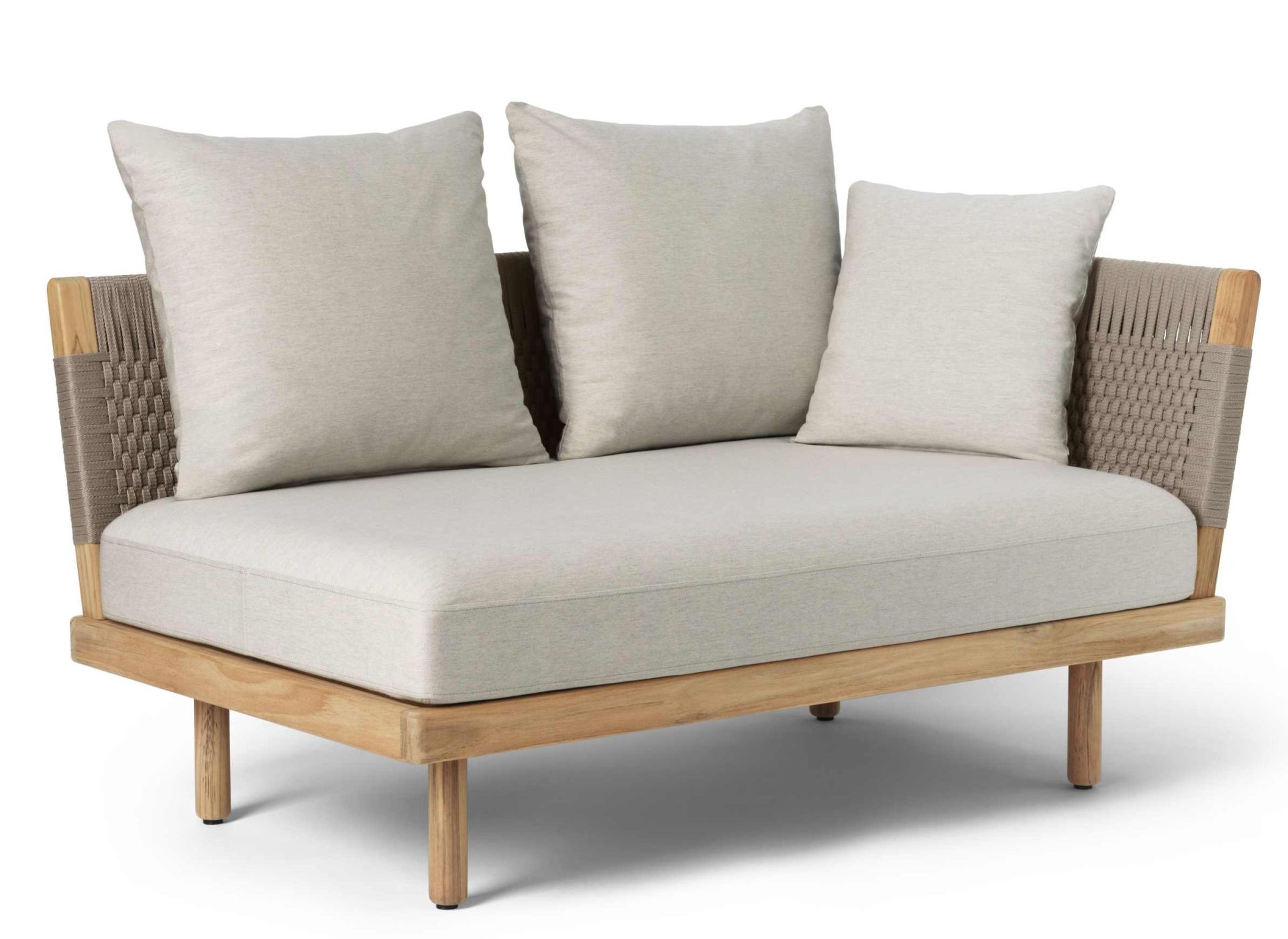 E511 Embrace Sofa Modul von Carl Hansen & Søn für den Außenbereich mit hellen Kissen.