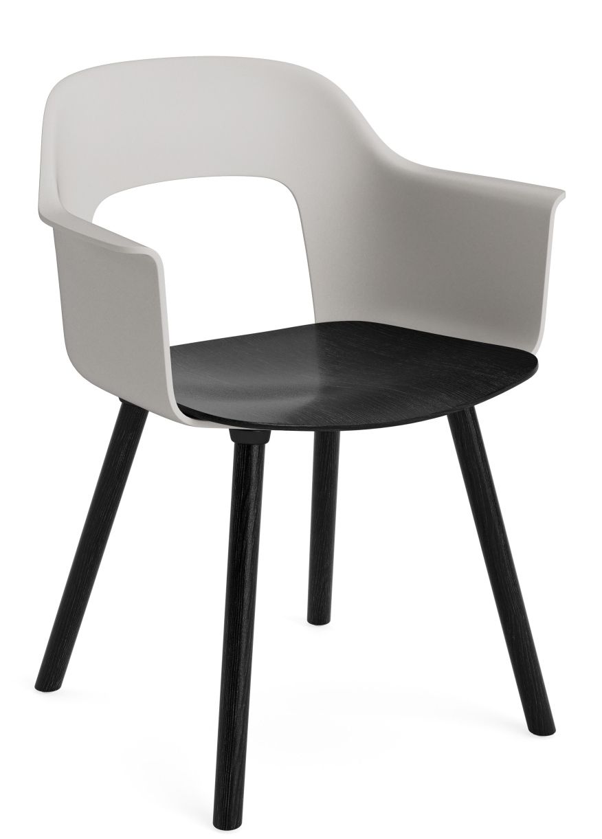 Layout Armchair von Hay mit Armlehnen, Sitzfläche in Schwarz und hellem Gestell mit schwarzen Beinen.