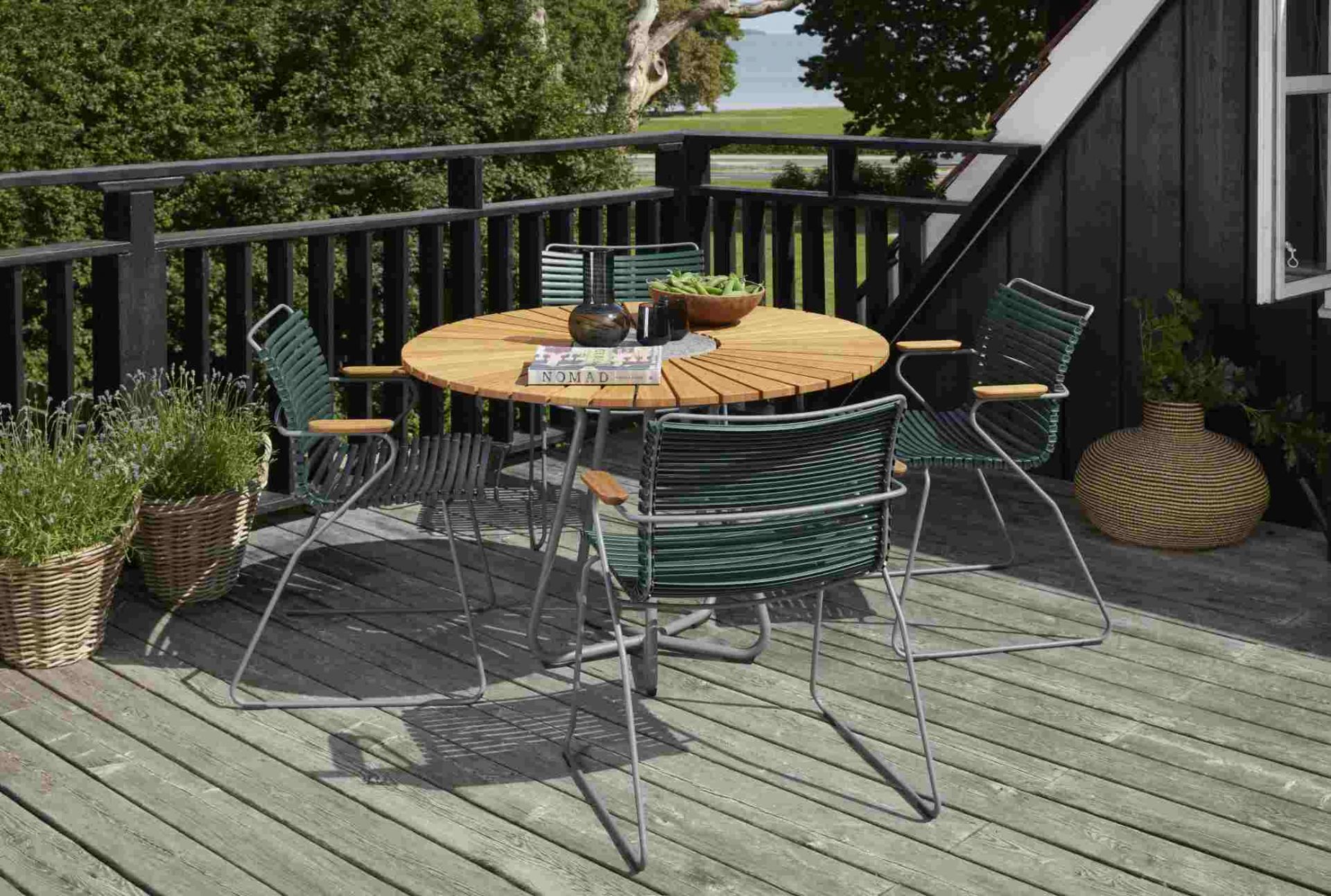 Houe Click Dining Stuhl mit Armlehne, Outdoor Möbel, schwarze Kunststofflamellen und Armlehnen aus Bambus.