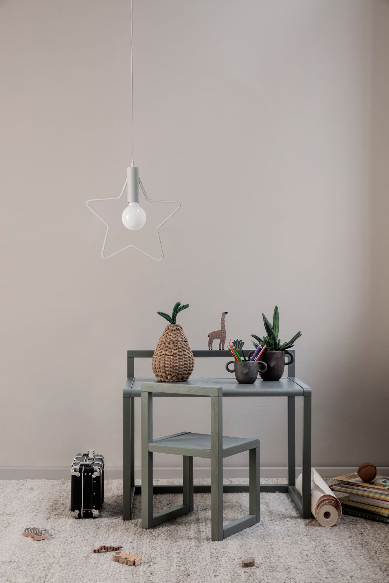 Kinderzimmer mit Schreibtisch, Stuhl und Pear Braided Aufbewahrungskorb von Ferm Living. Dekorative, geflochtene Birne als Ordnungshelfer.