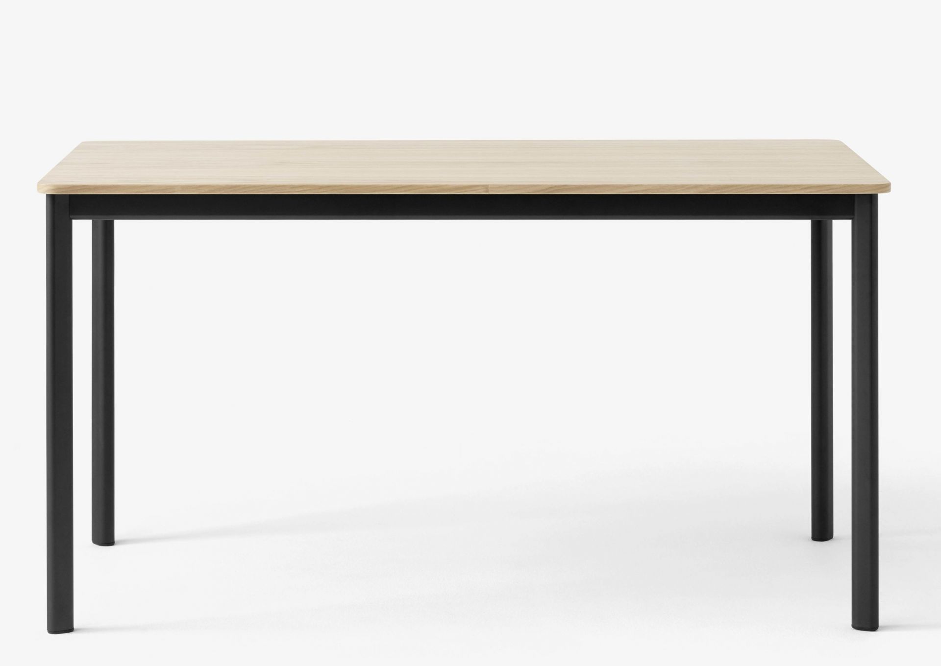 AndTradition Drip Table mit heller Tischplatte und schwarzem Metallgestell für Esszimmer oder Büro.