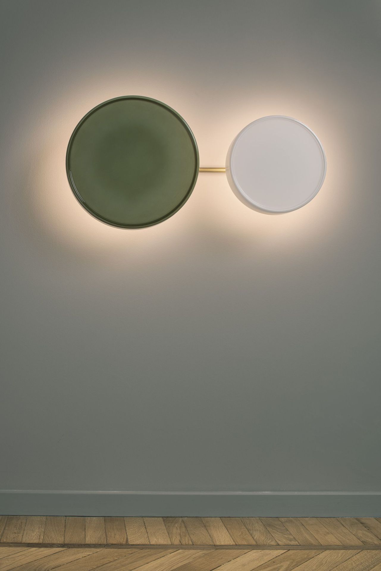 Caramel Wandleuchte von Marset: Moderne Wandlampe mit grünem und weißem Schirm, verbunden durch Gold.
