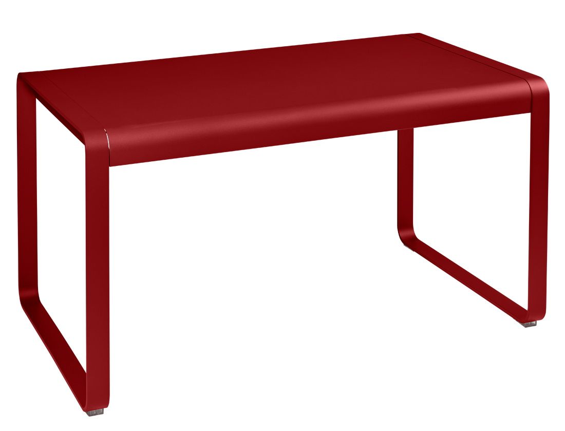 Roter Bellevie Tisch von Fermob für den Außenbereich, moderner Gartentisch aus Metall.