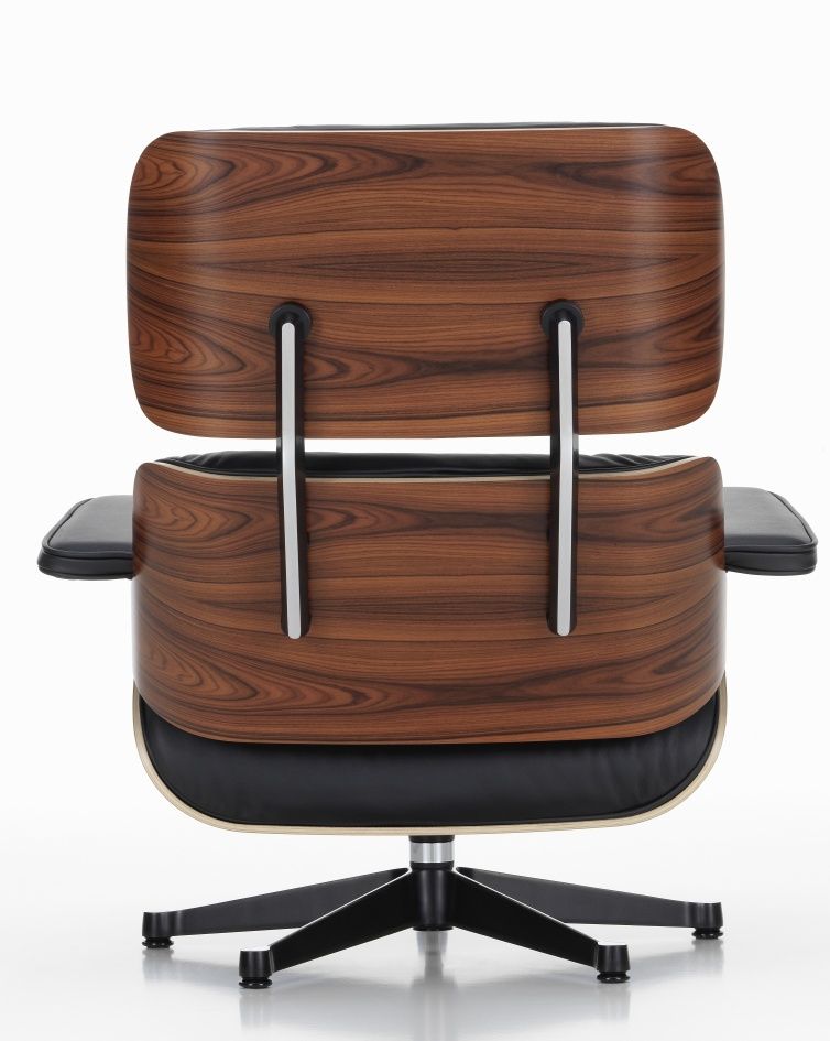 Rückansicht des Eames Lounge Chair Sessels von Vitra mit Walnussholz und schwarzem Leder.