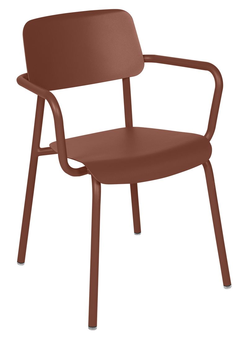 Nahaufnahme des braunen Fermob Studie Chair Stuhls für den Außenbereich, ideal für Garten, Terrasse und Balkon.