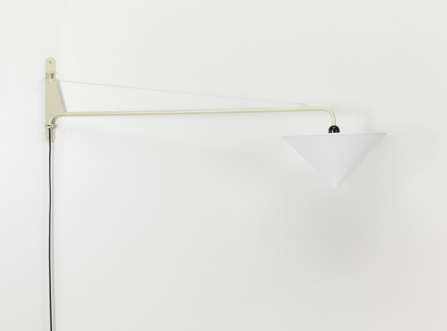 Nahaufnahme der Vitra Potence Wandleuchte mit konischem Lampenschirm in Weiß, modernes Design für Wohnzimmer.