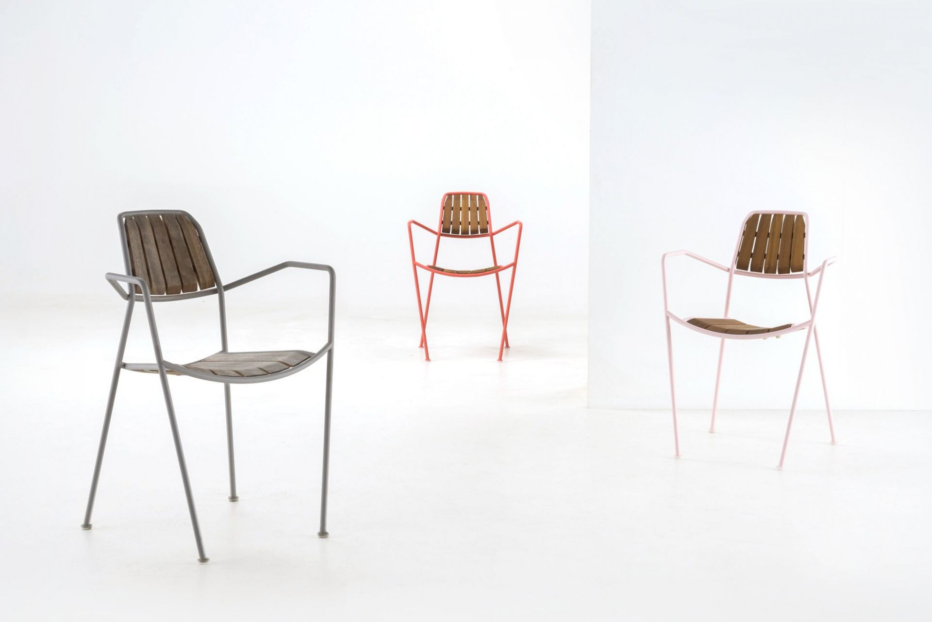 Osmo Stühle von Prostoria in Grau, Rot und Rosa mit Holzdetails, Outdoor-Möbel.