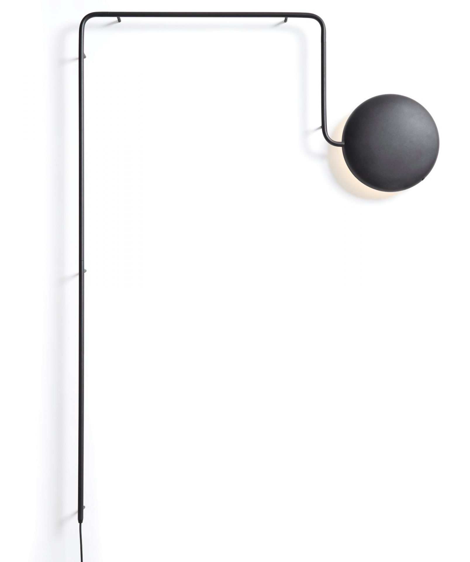 Schwarze Mercury Wandleuchte von Woud mit rundem Lampenschirm an weißer Wand. Moderne Innenbeleuchtung.