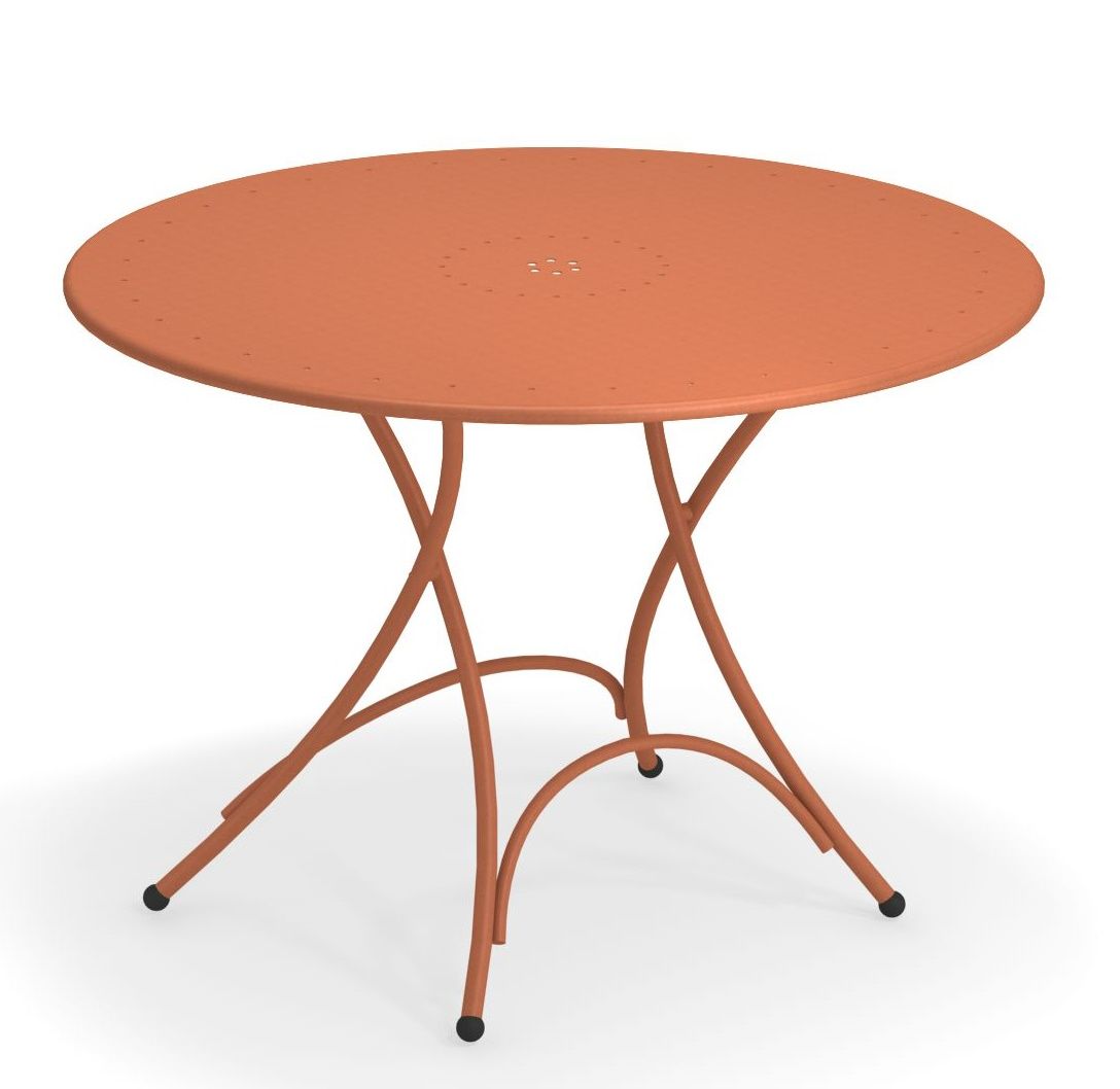 Pigalle Klapptisch Outdoor von Emu, runder Gartentisch aus orangefarbenem Metall mit filigranem Untergestell.