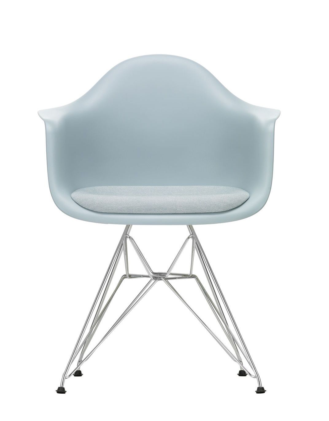 Eames Plastic Arm Chair DAR Stuhl von Vitra in Hellblau mit Sitzpolster und Chromgestell.