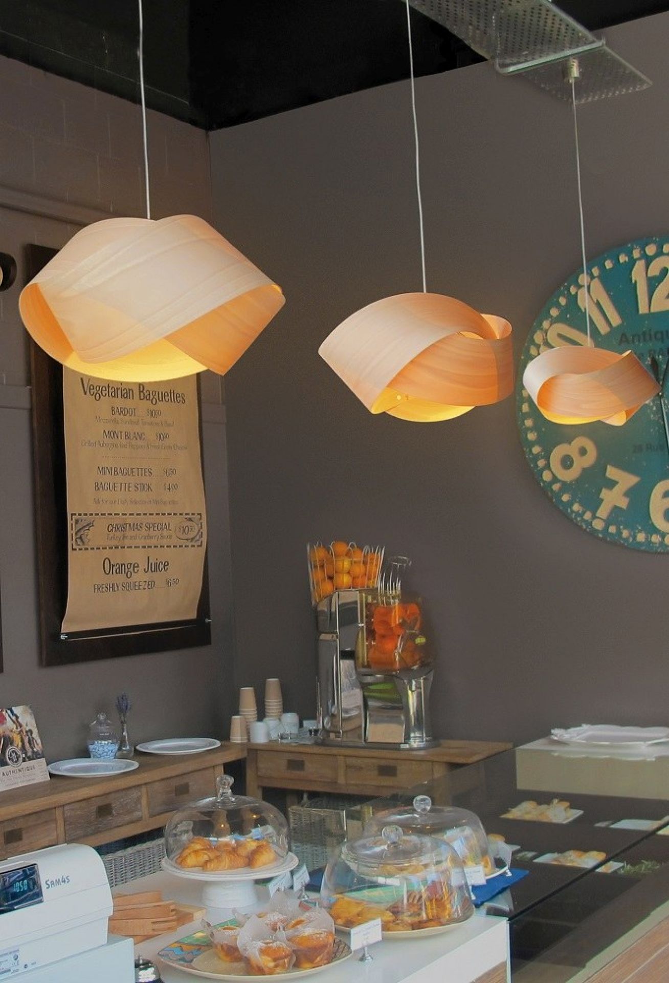 Nut Pendelleuchte von LZF Lamps: Moderne Hängelampe mit orangefarbenem Schirm und schwarzem Kabel.