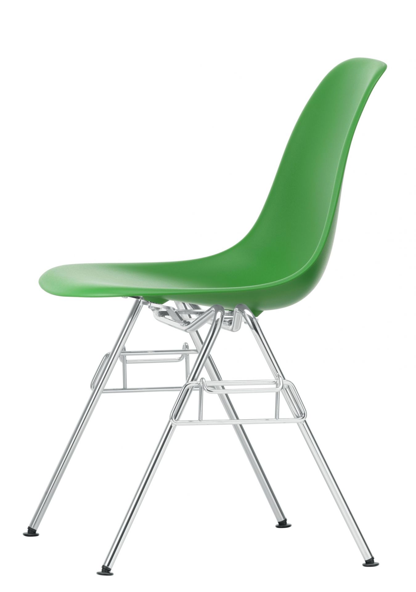 Grüner Eames Plastic Side Chair von Vitra mit verchromtem Metallgestell, Seitenansicht auf weißem Hintergrund.