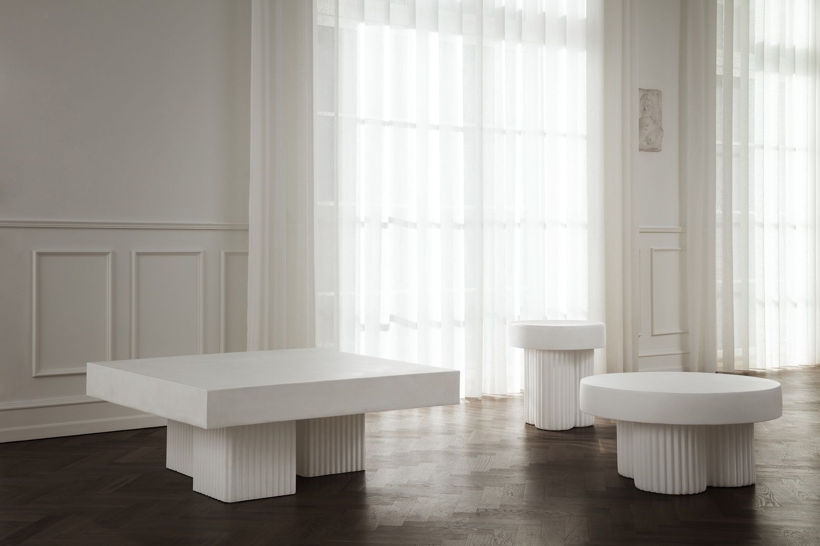 Norr11 Gear Beistelltisch und Couchtisch Set in Weiß im minimalistischen Wohnzimmer.
