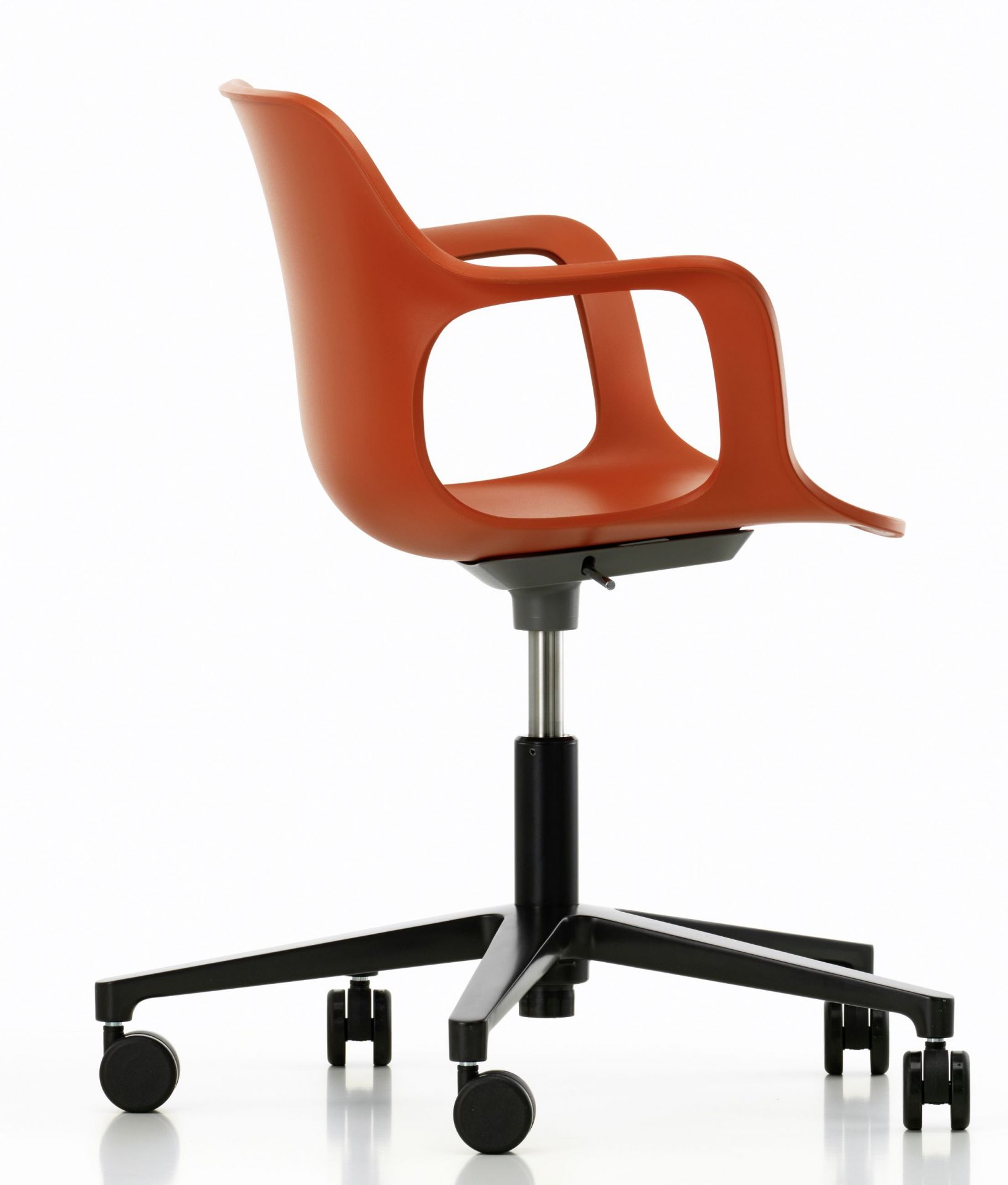 Vitra Hal RE Armchair Studio Drehstuhl in Orange mit schwarzem Fußkreuz und Rollen, seitliche Ansicht.