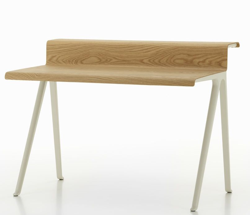 Vitra Courier Schreibtisch aus hellem Holz mit weißen Beinen, modernes Design für Büro und Arbeitszimmer.
